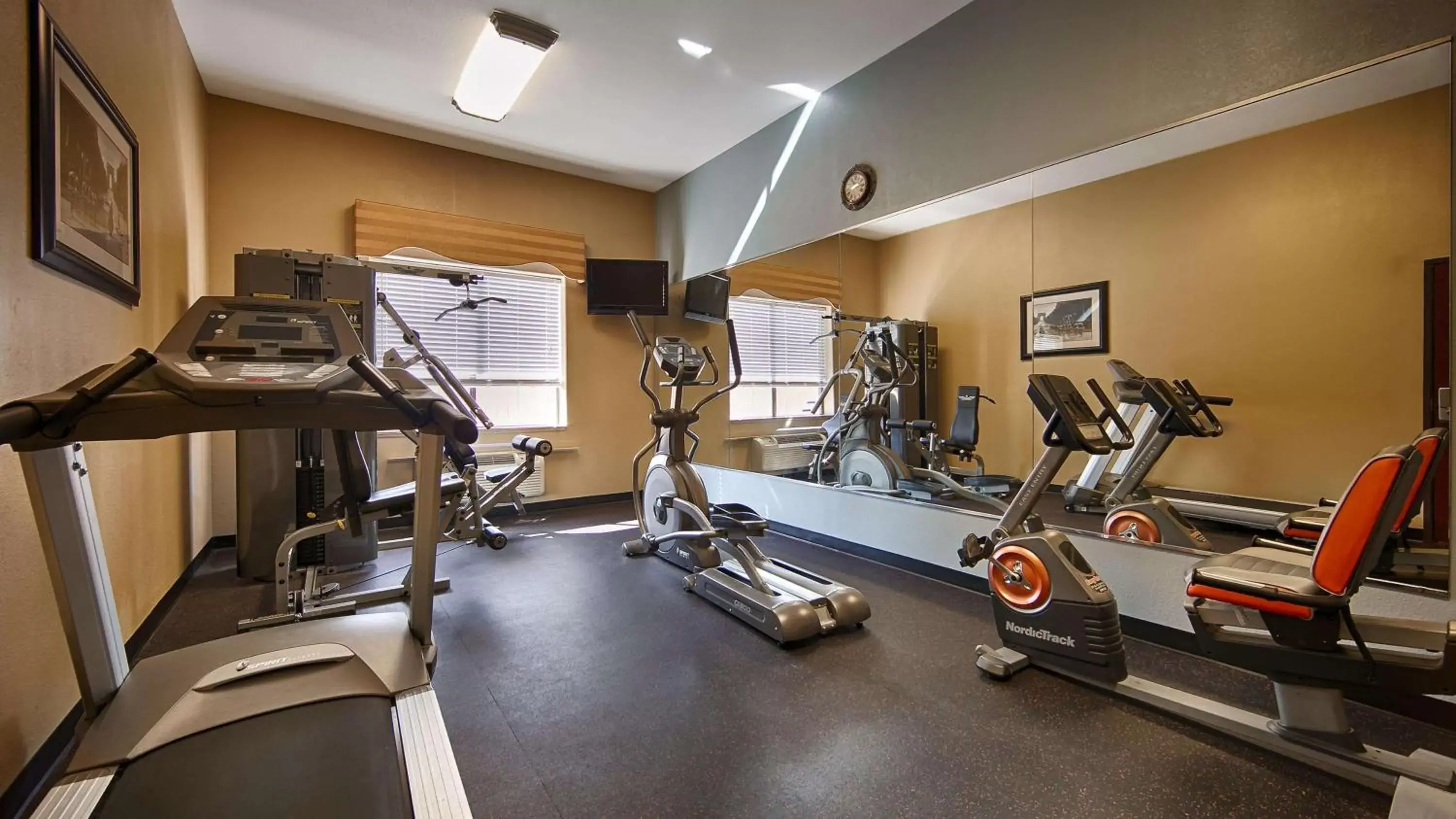 Fitness centre/facilities, Fitness Center/Facilities in Best Western Orange Inn & Suites