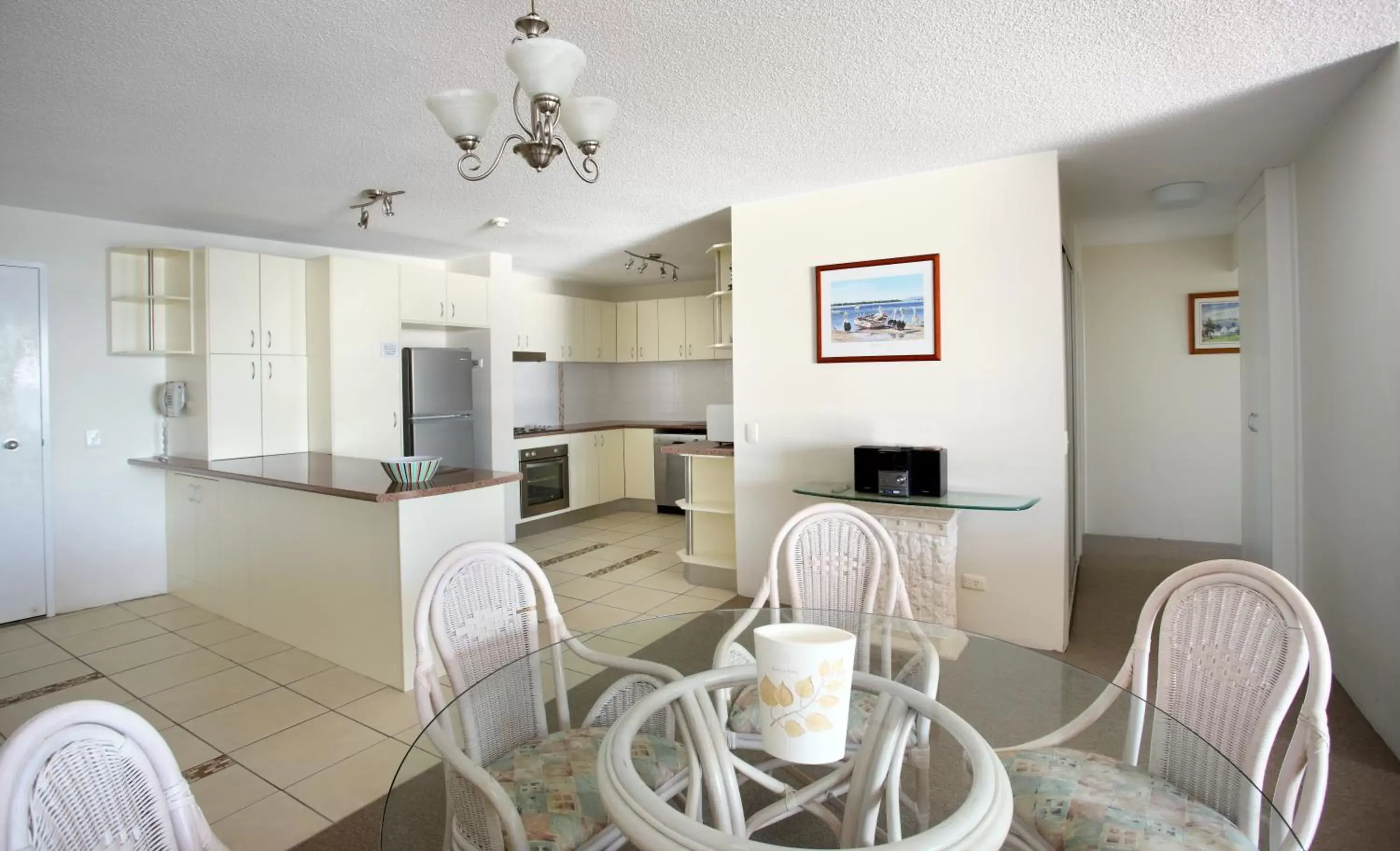 Kitchen or kitchenette, Dining Area in Gemini Resort