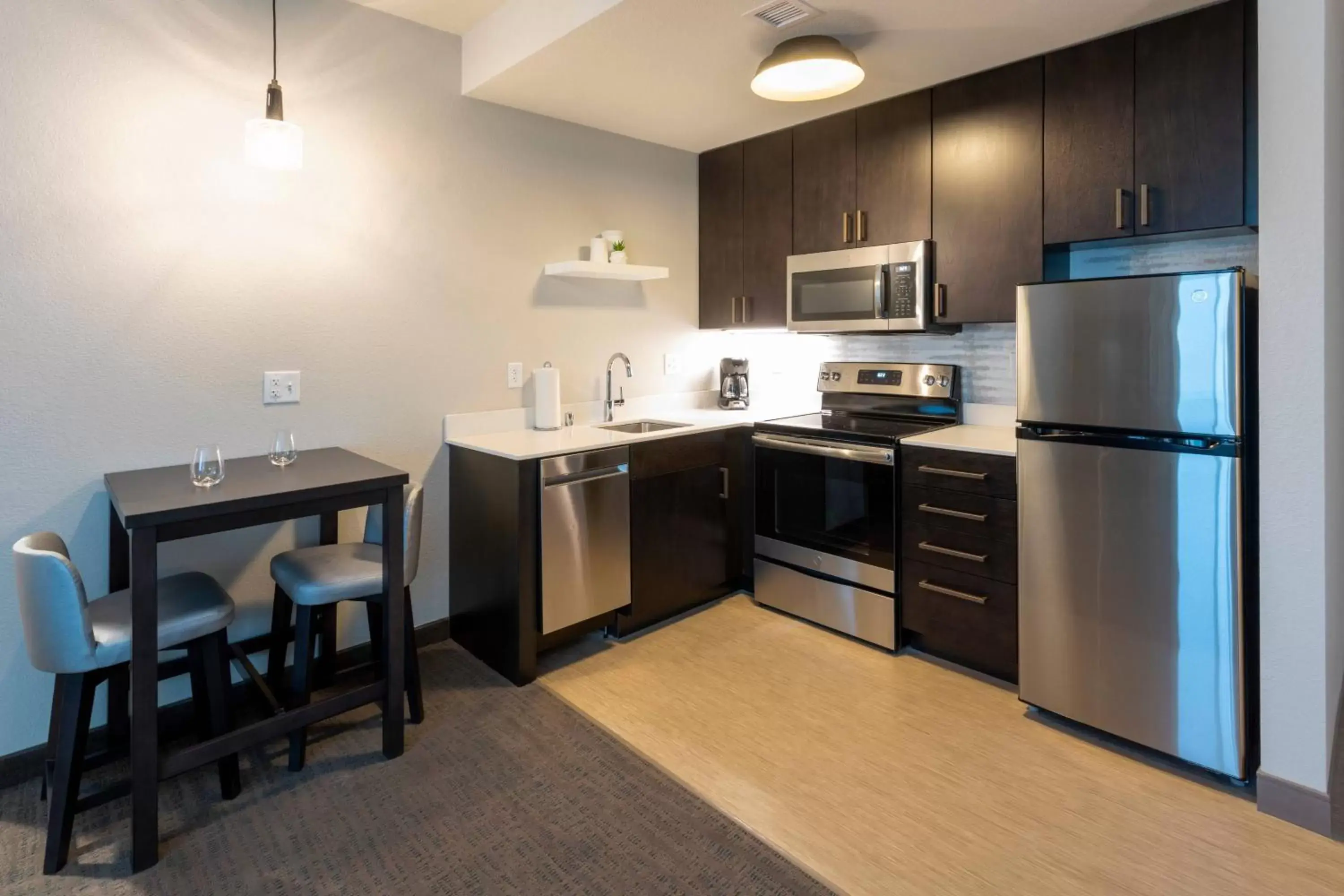 Bedroom, Kitchen/Kitchenette in Residence Inn Minneapolis Maple Grove/Arbor Lakes