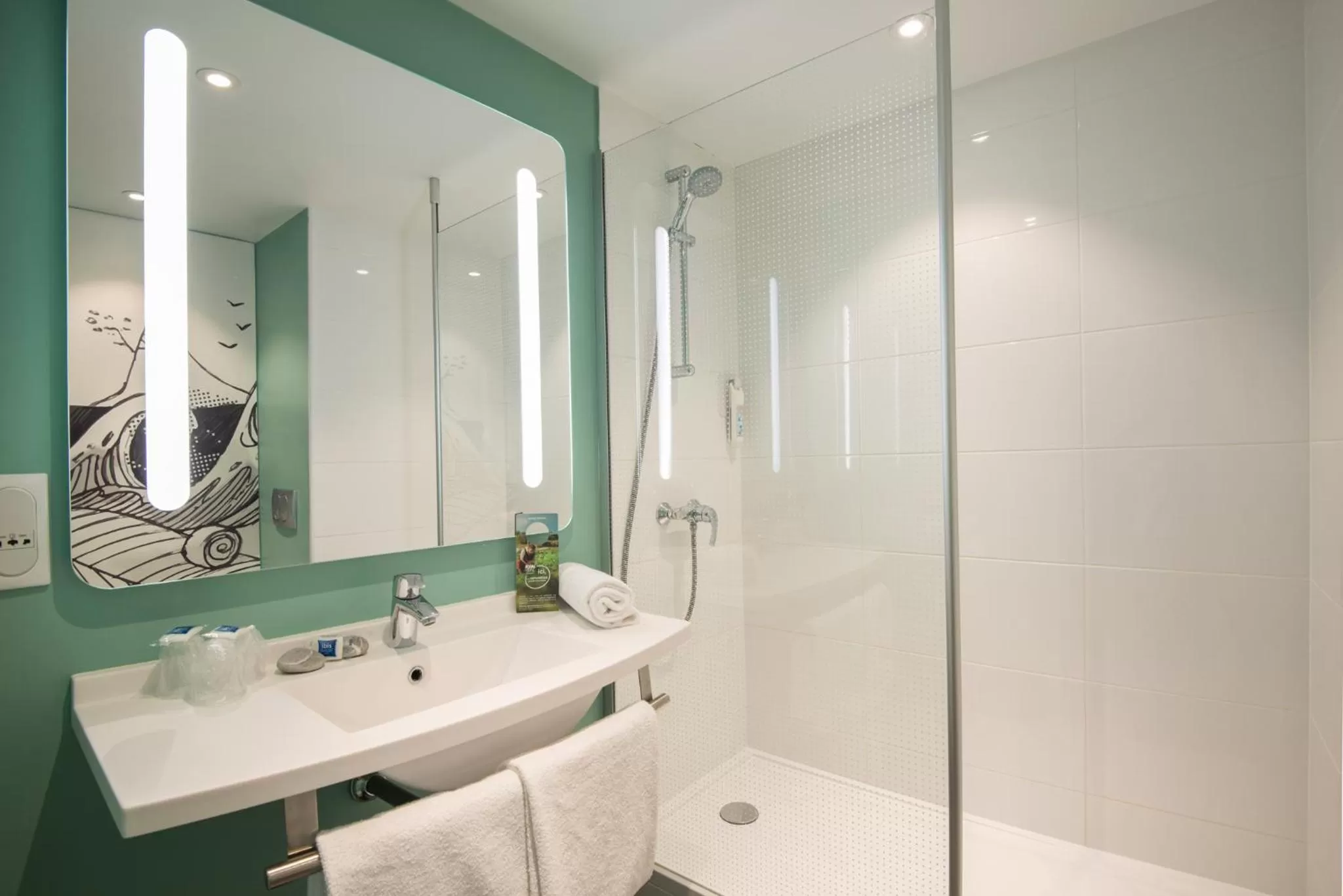 Bathroom in ibis budget Nice Californie Lenval