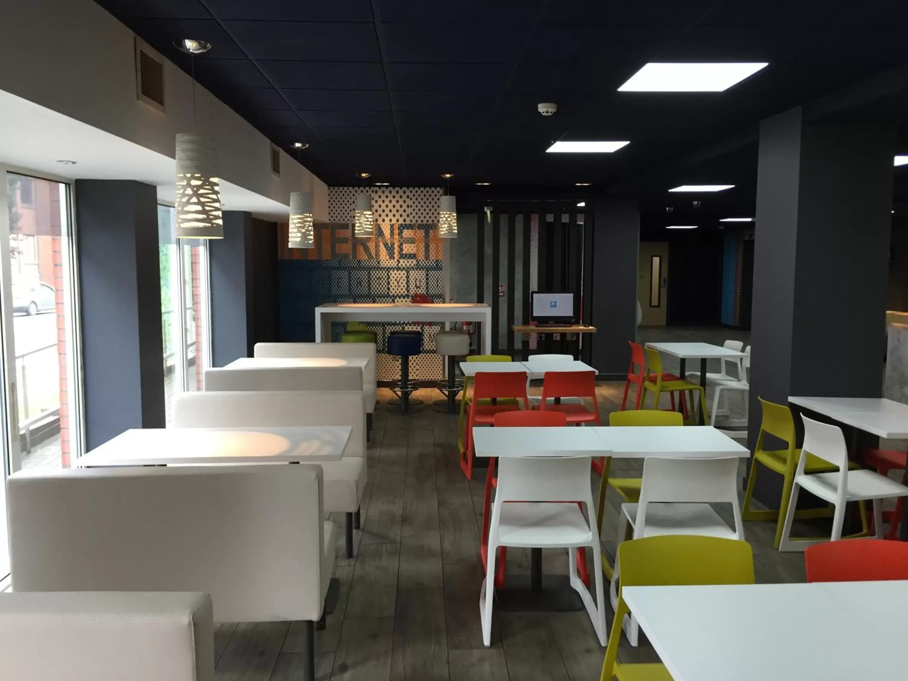 Day, Restaurant/Places to Eat in ibis budget Cardiff Centre