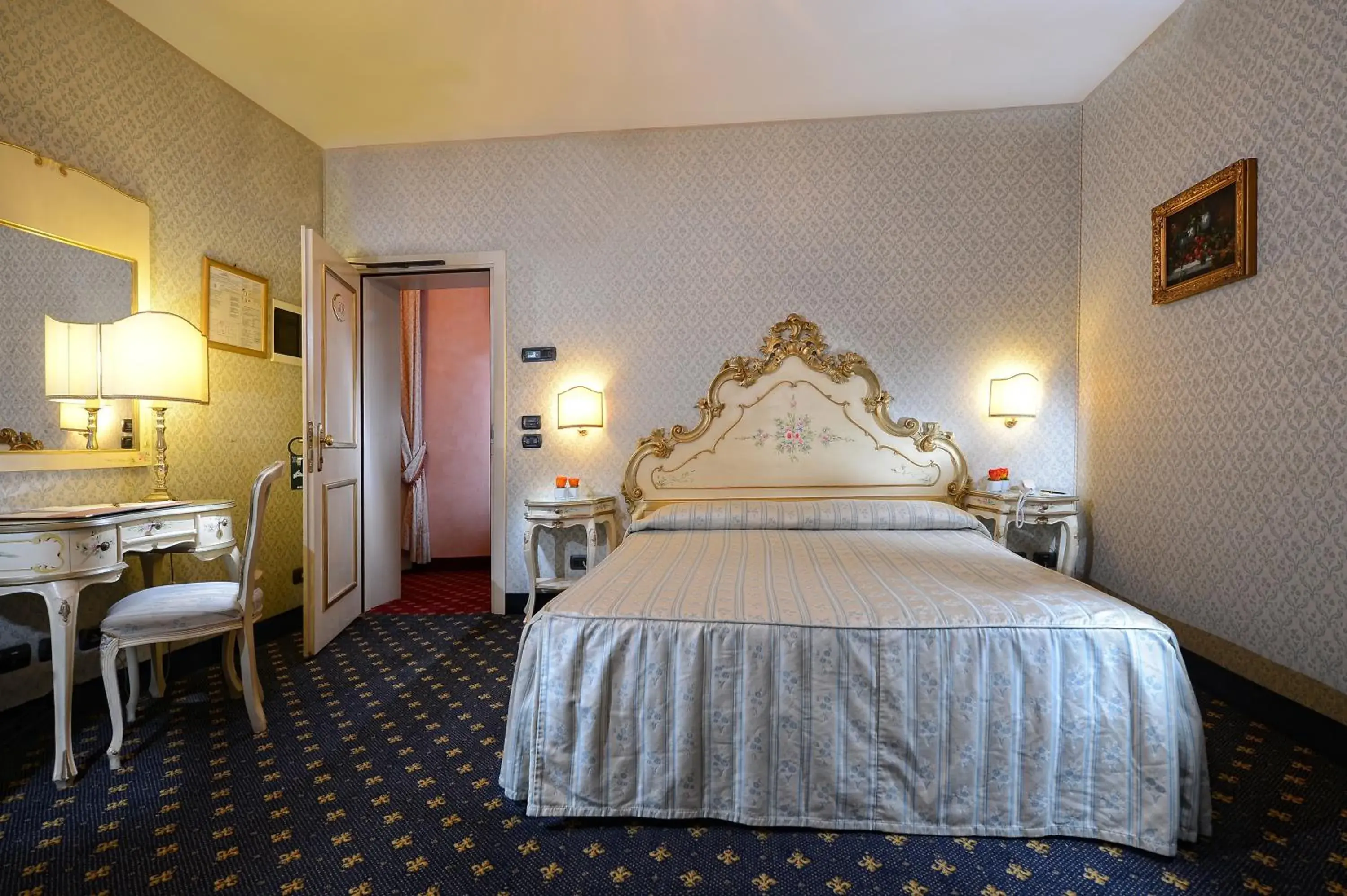 Photo of the whole room, Bed in Cà Rialto