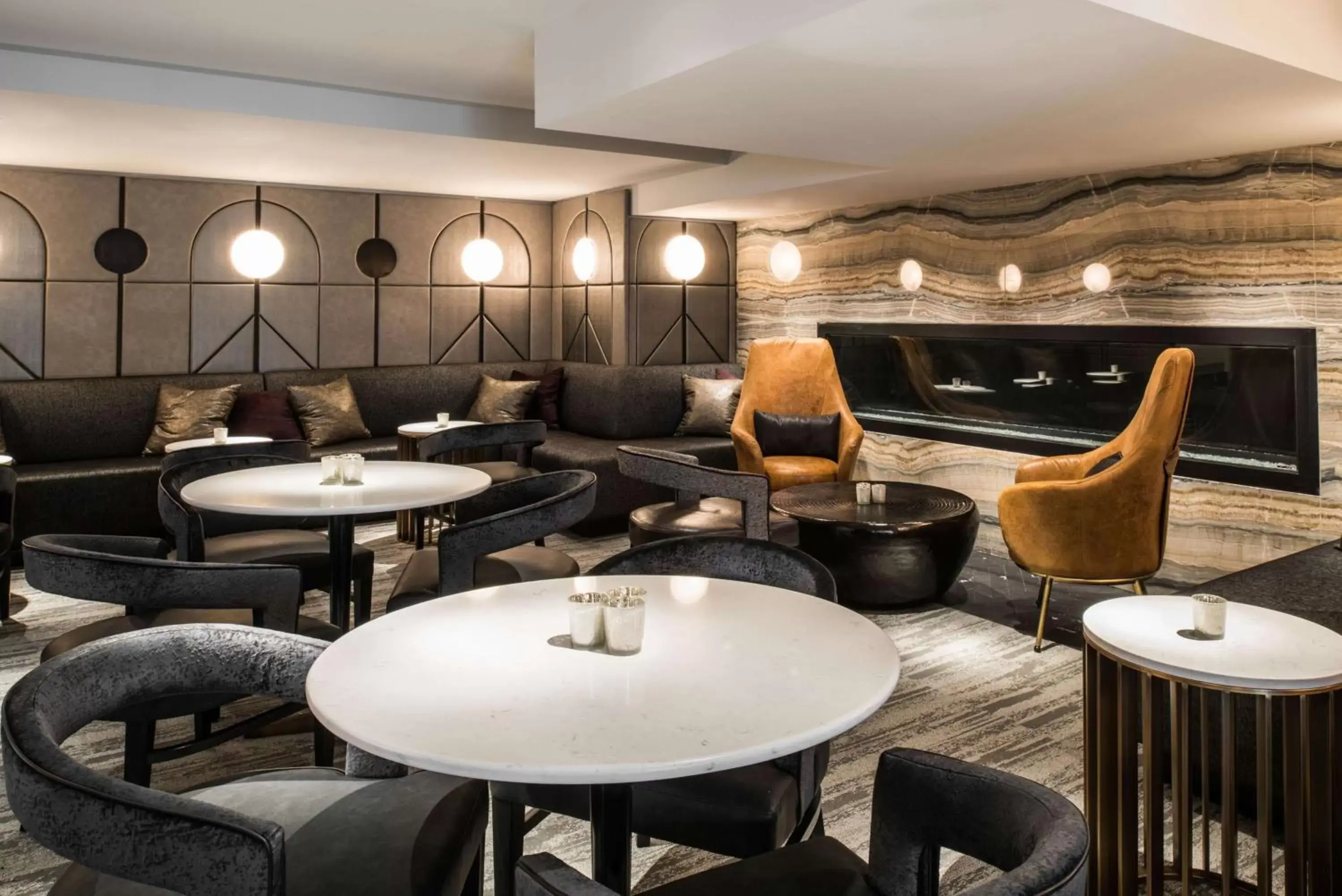 Lounge or bar, Lounge/Bar in LondonHouse Chicago, Curio Collection by Hilton