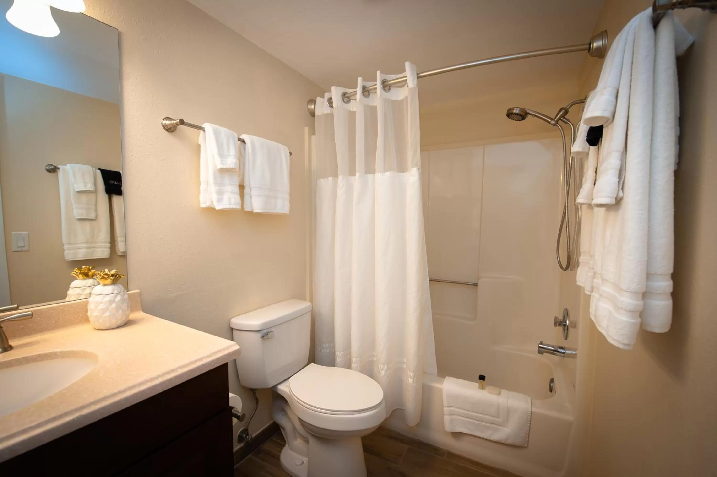 Toilet in Cedar Cove Resort & Cottages