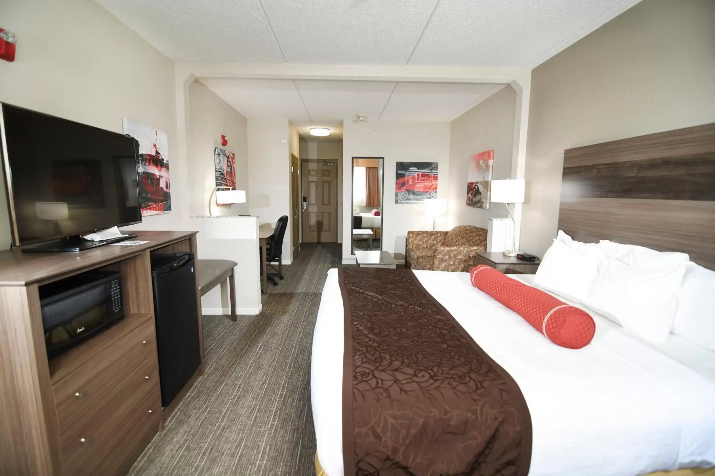 Bathroom, TV/Entertainment Center in Best Western Plus Sandusky Hotel & Suites