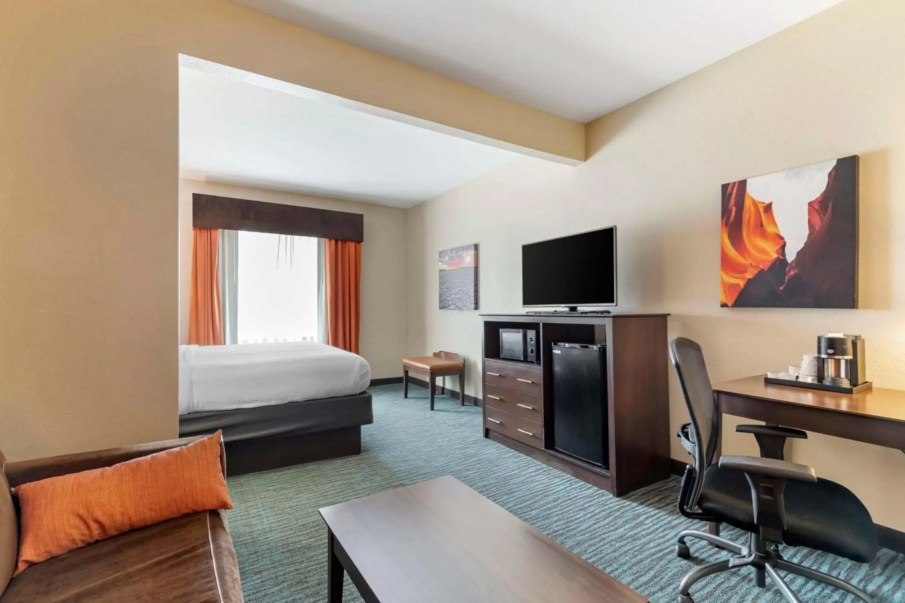 Photo of the whole room, TV/Entertainment Center in Best Western Plus Longhorn Inn & Suites