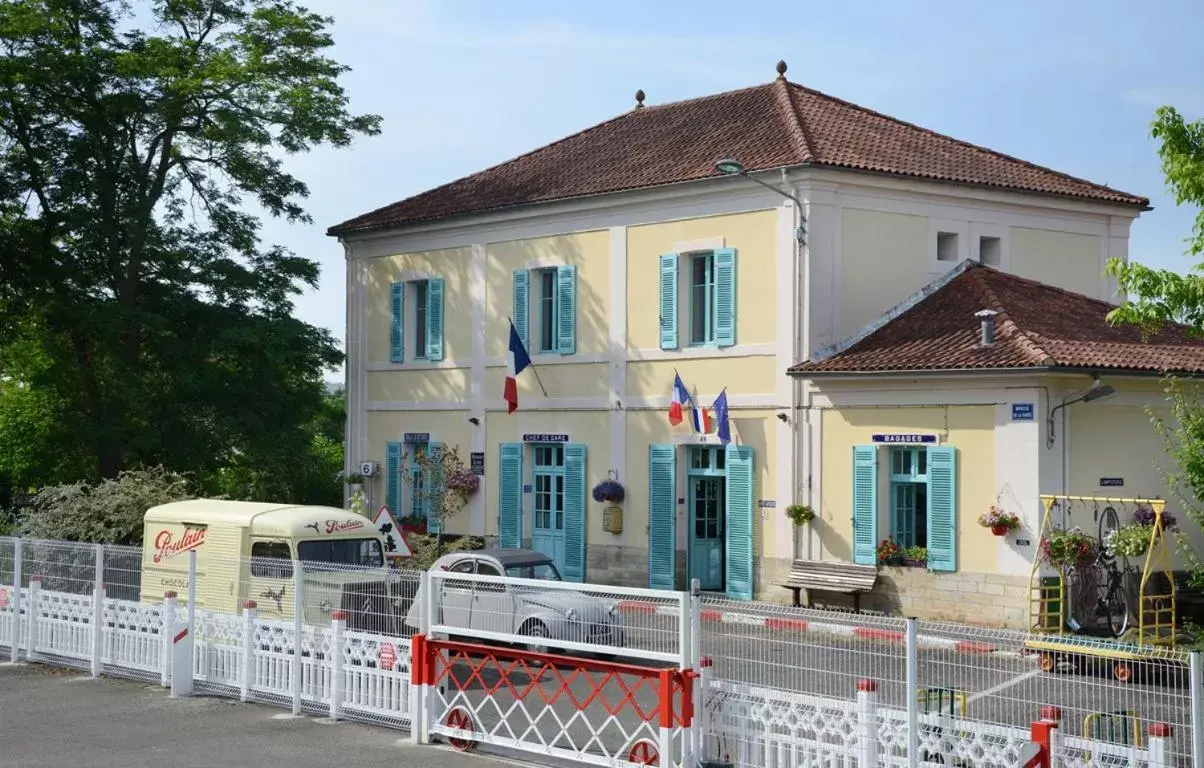 Facade/entrance, Property Building in Avenue de la Gare