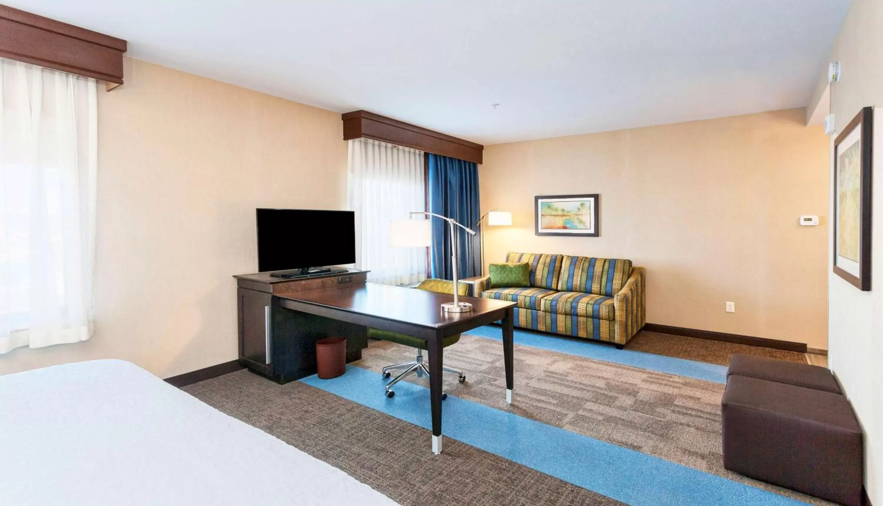 Bedroom, TV/Entertainment Center in Hampton Inn & Suites Duluth North Mn