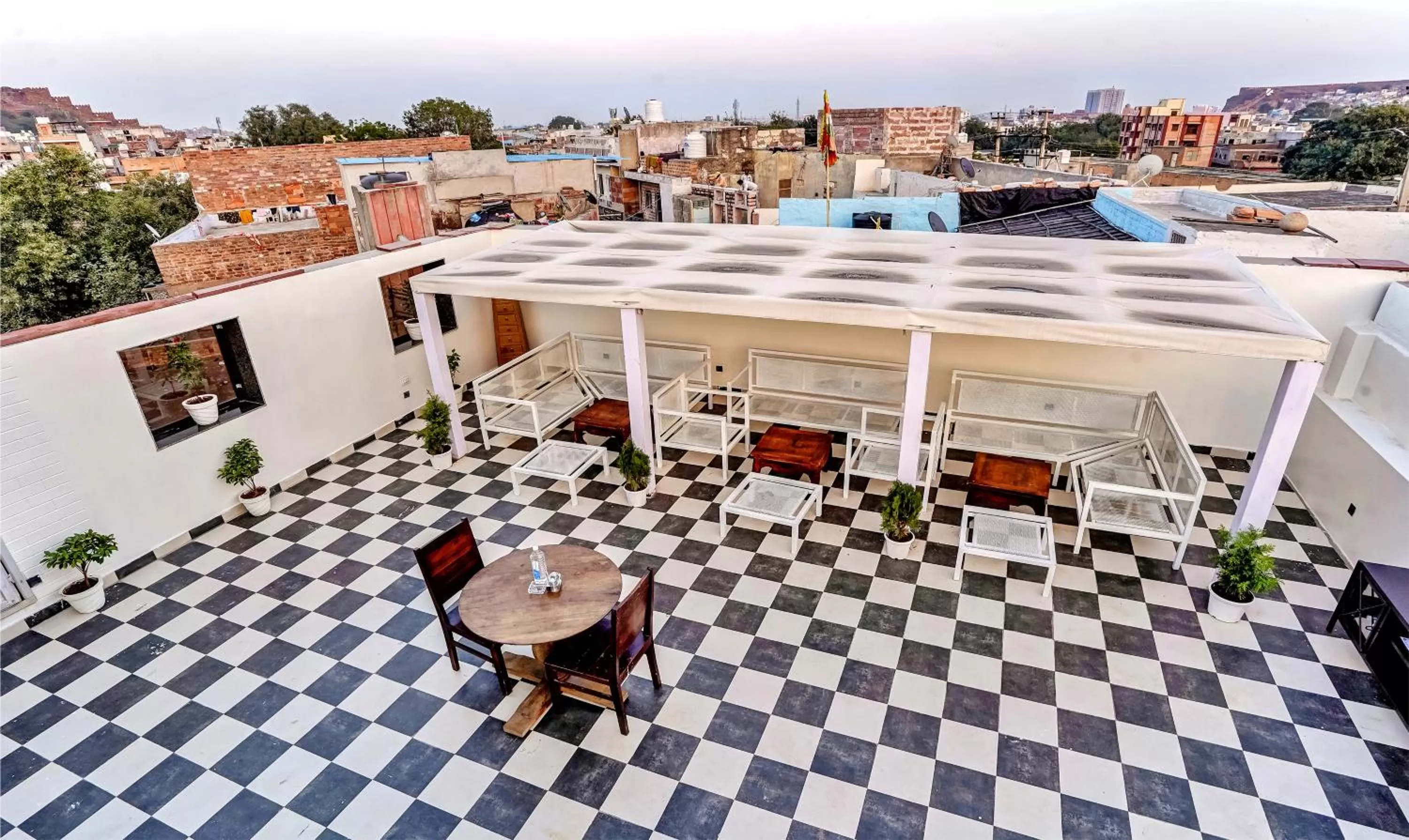 Restaurant/places to eat in Hotel Hinduja Fort