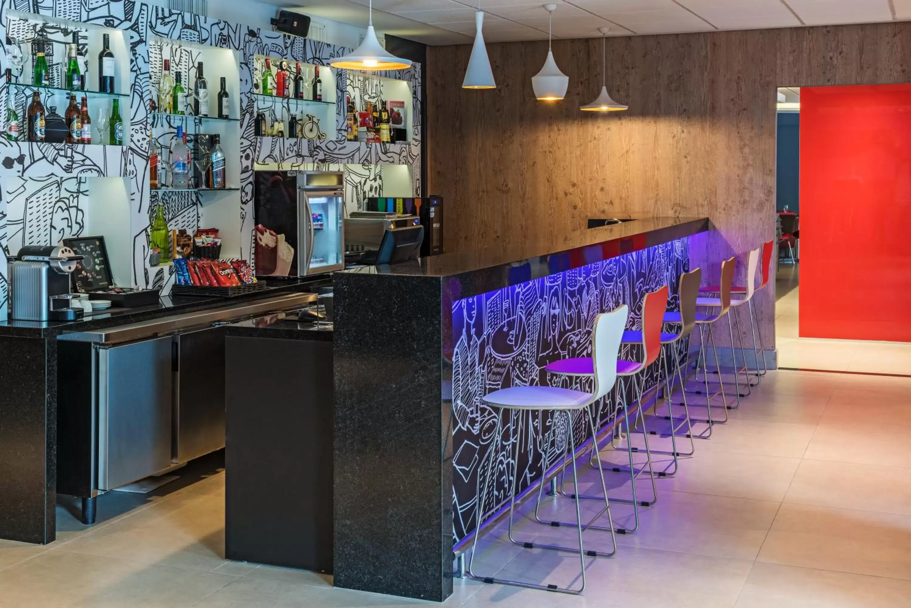 Lounge or bar, Kitchen/Kitchenette in ibis Santos Valongo