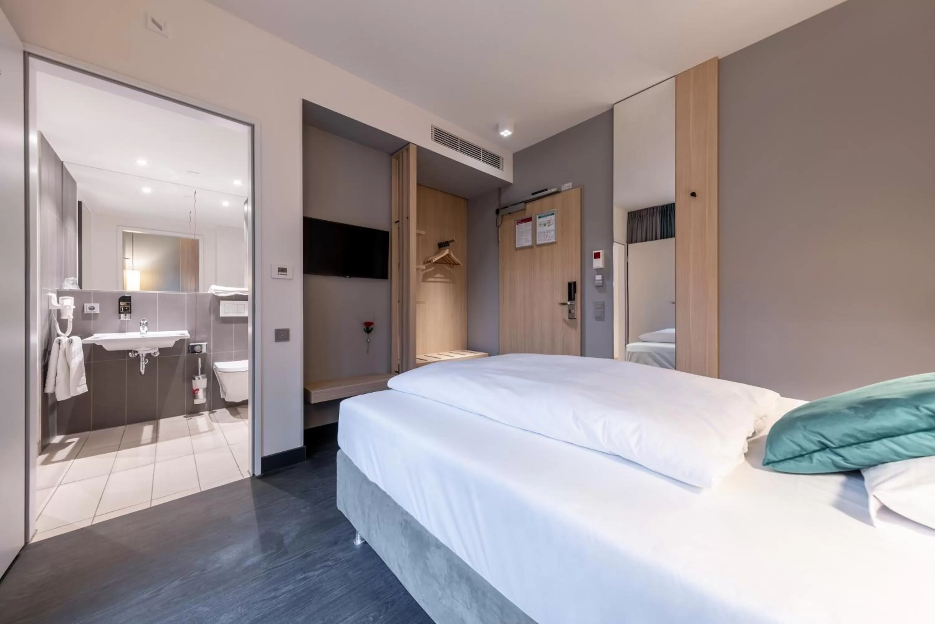 Photo of the whole room, Bed in Serways Hotel Hösel