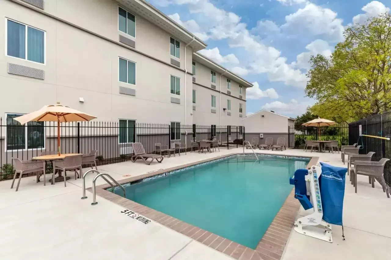 Swimming pool in Sleep Inn Lancaster Dallas South Swimming pool in Sleep Inn Lancaster Dallas South