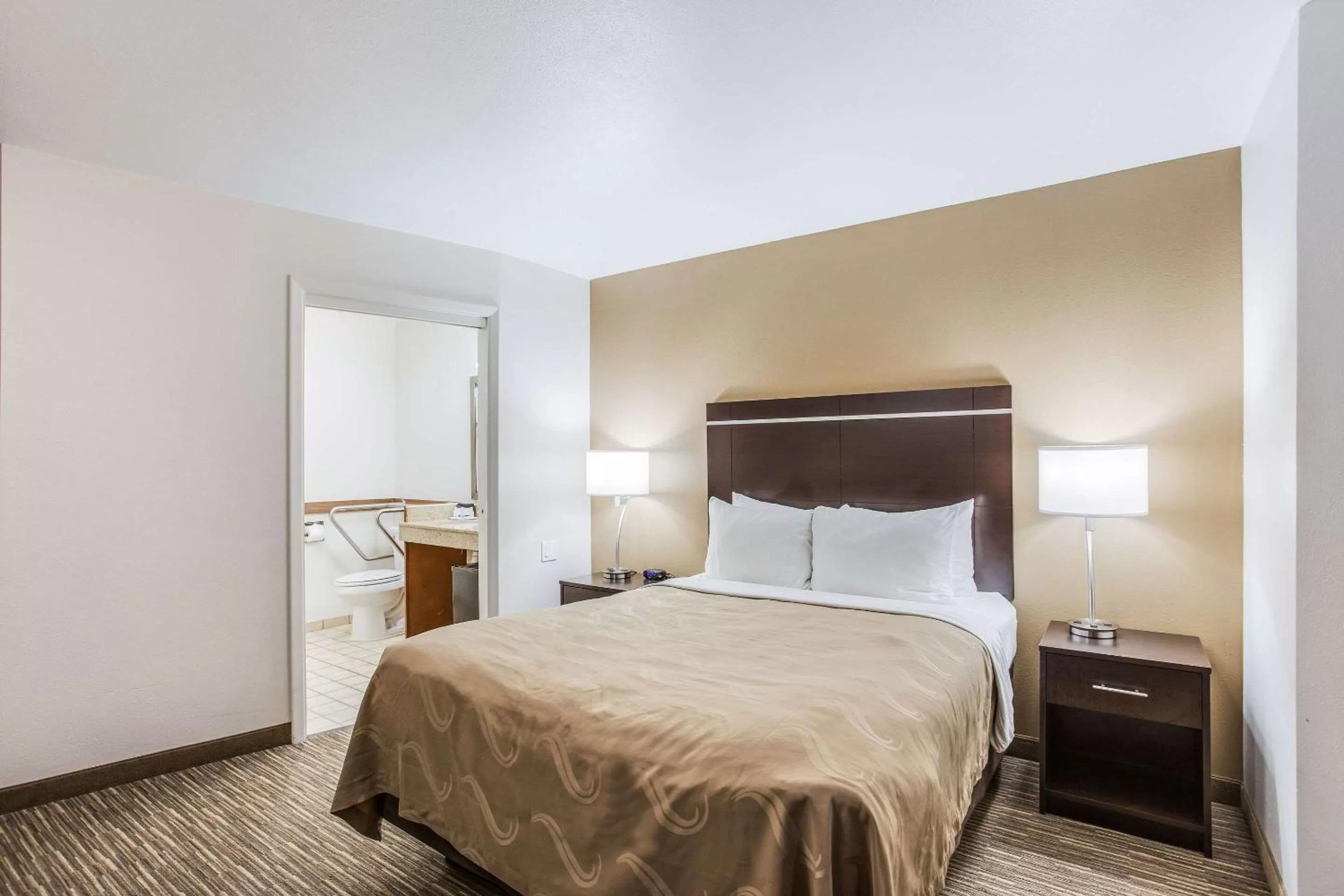 Photo of the whole room, Bed in Quality Inn & Suites Meridian - West Boise