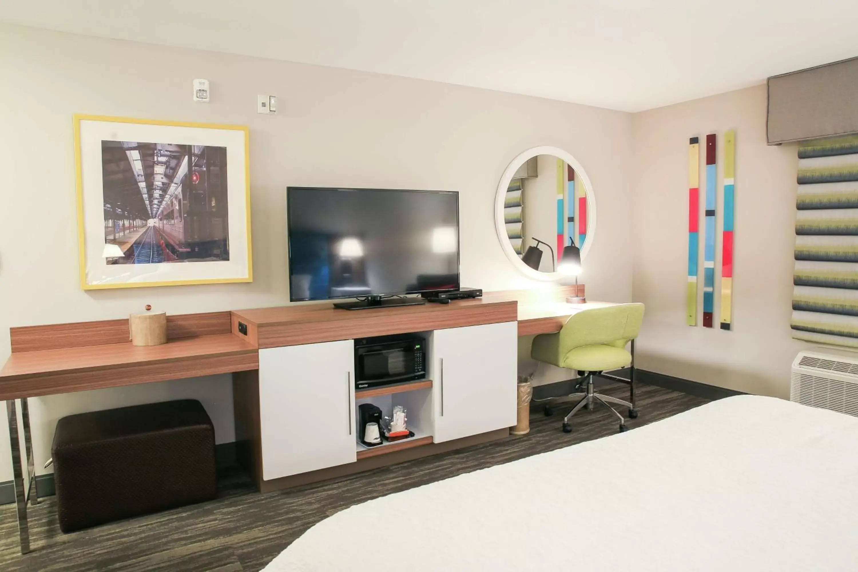 Bedroom, TV/Entertainment Center in Hampton Inn & Suites Mount Laurel/Moorestown