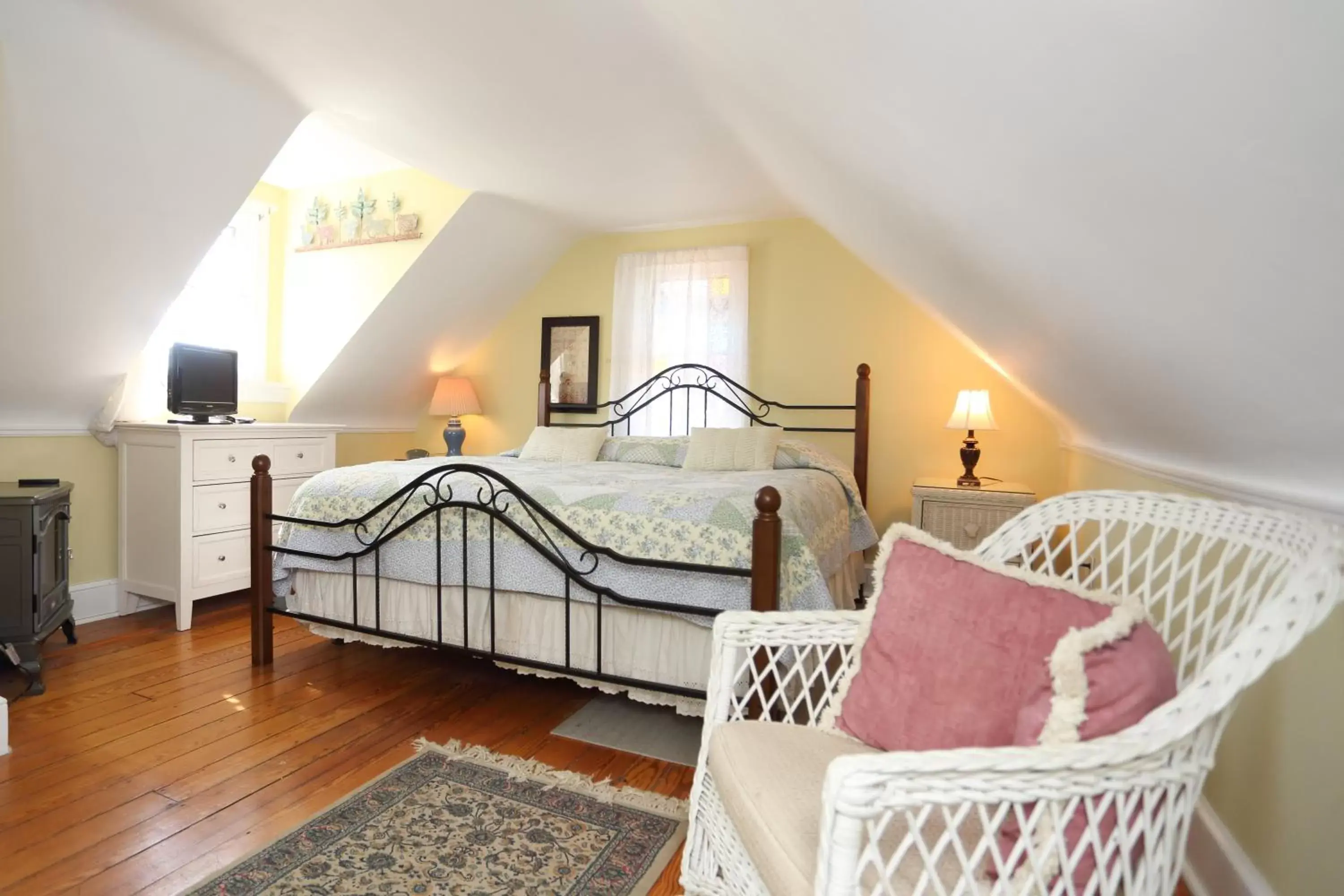 Deluxe King Room with Ocean View in Beauclaires Bed & Breakfast