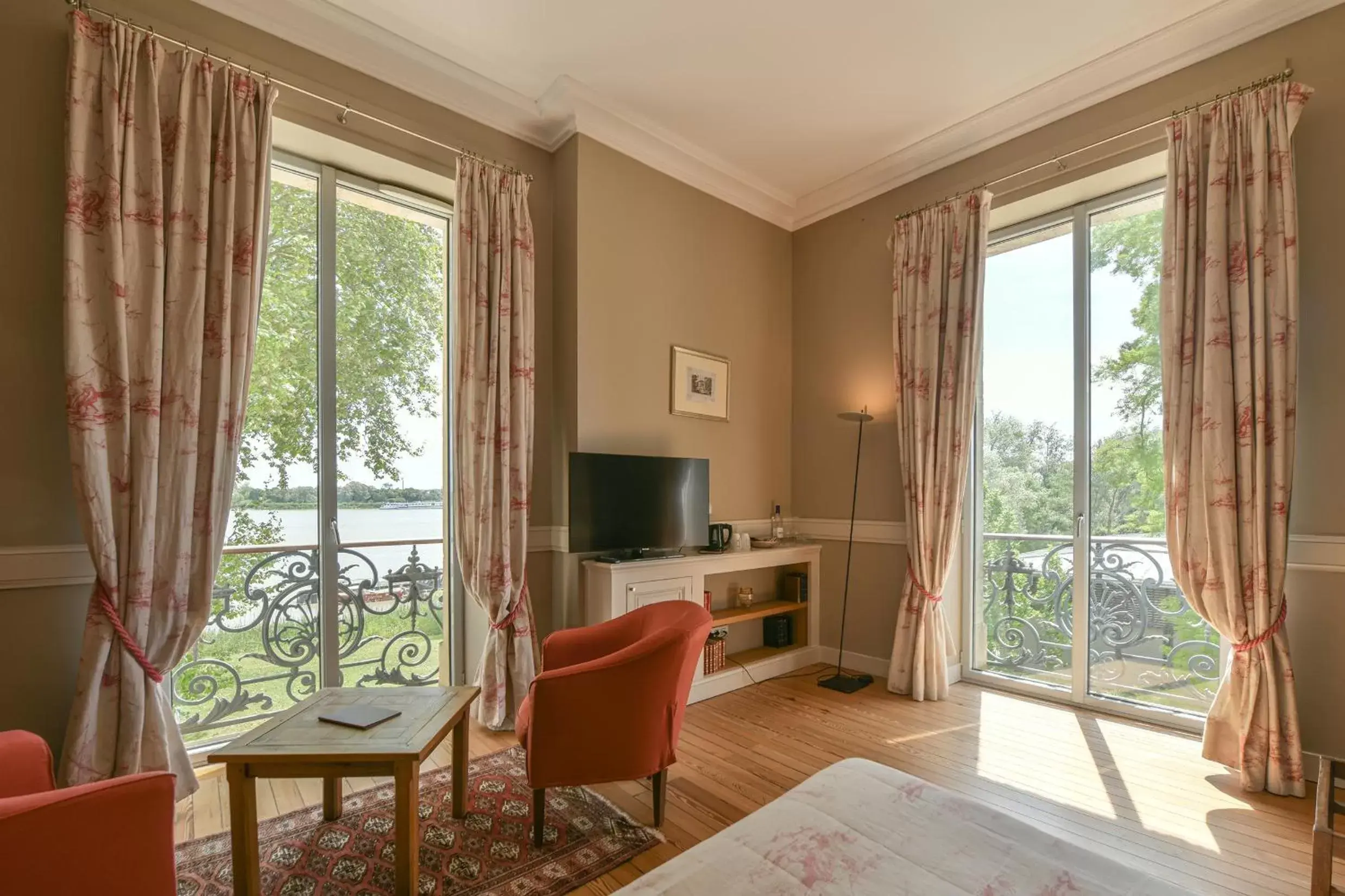 Bedroom, TV/Entertainment Center in Château Grattequina Hôtel