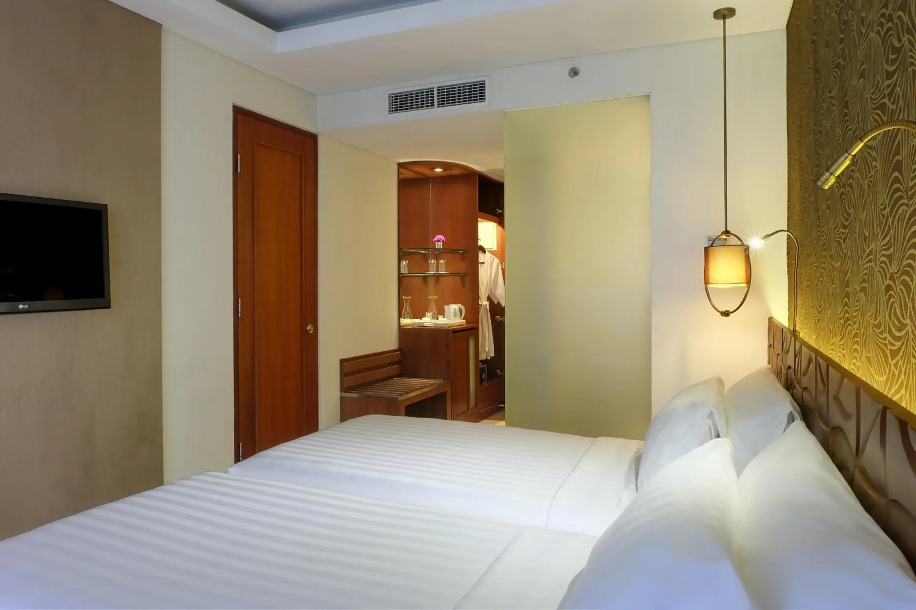 Bedroom, Bed in Sun Island Hotel & Spa Legian