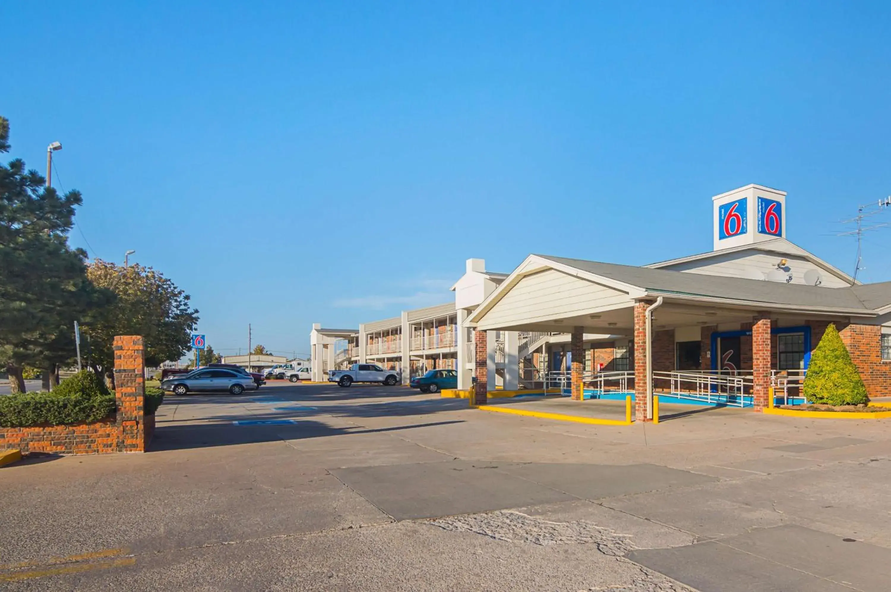 Property Building in Motel 6 Lawton, OK