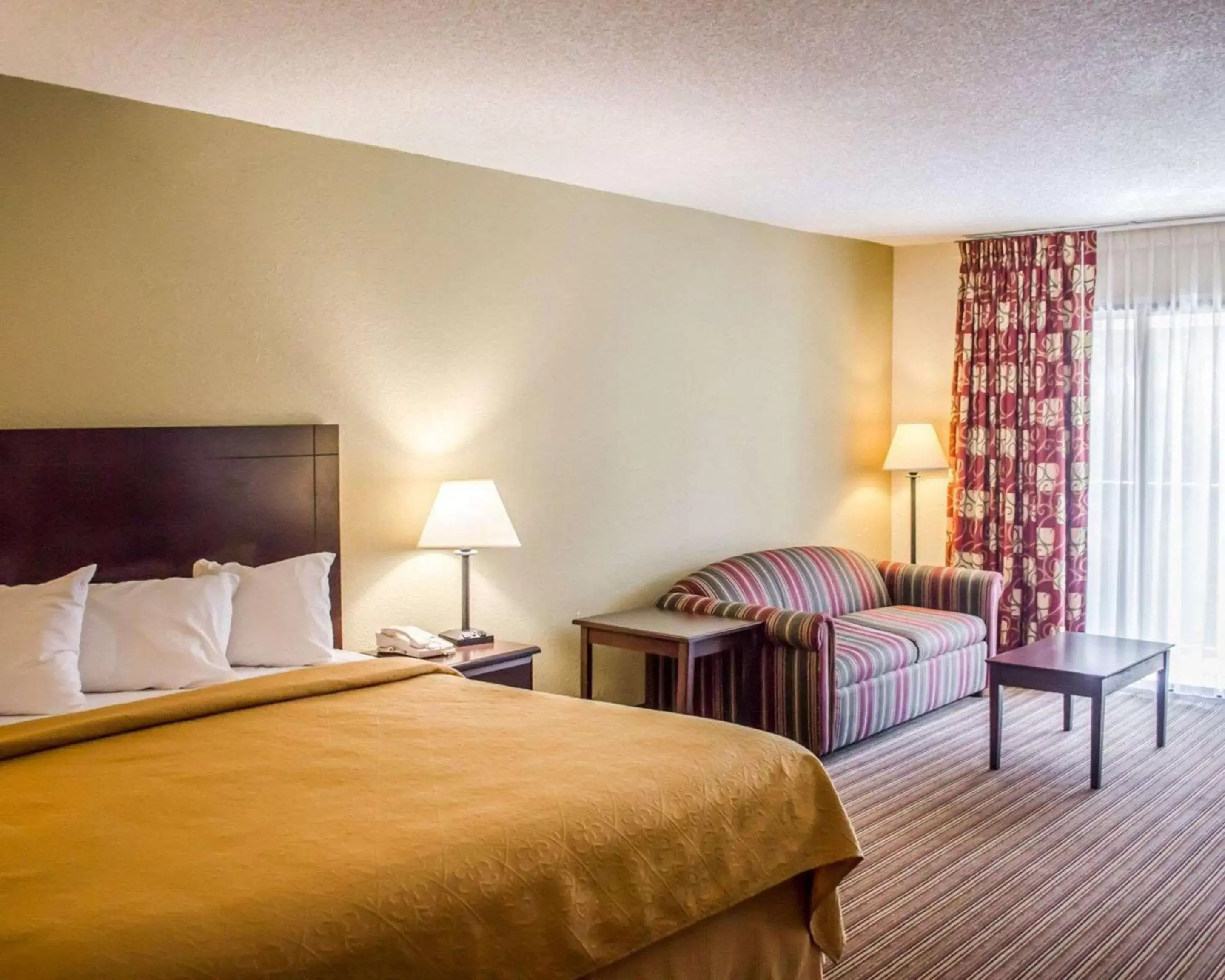 Photo of the whole room, Bed in Quality Inn & Suites Pensacola Bayview