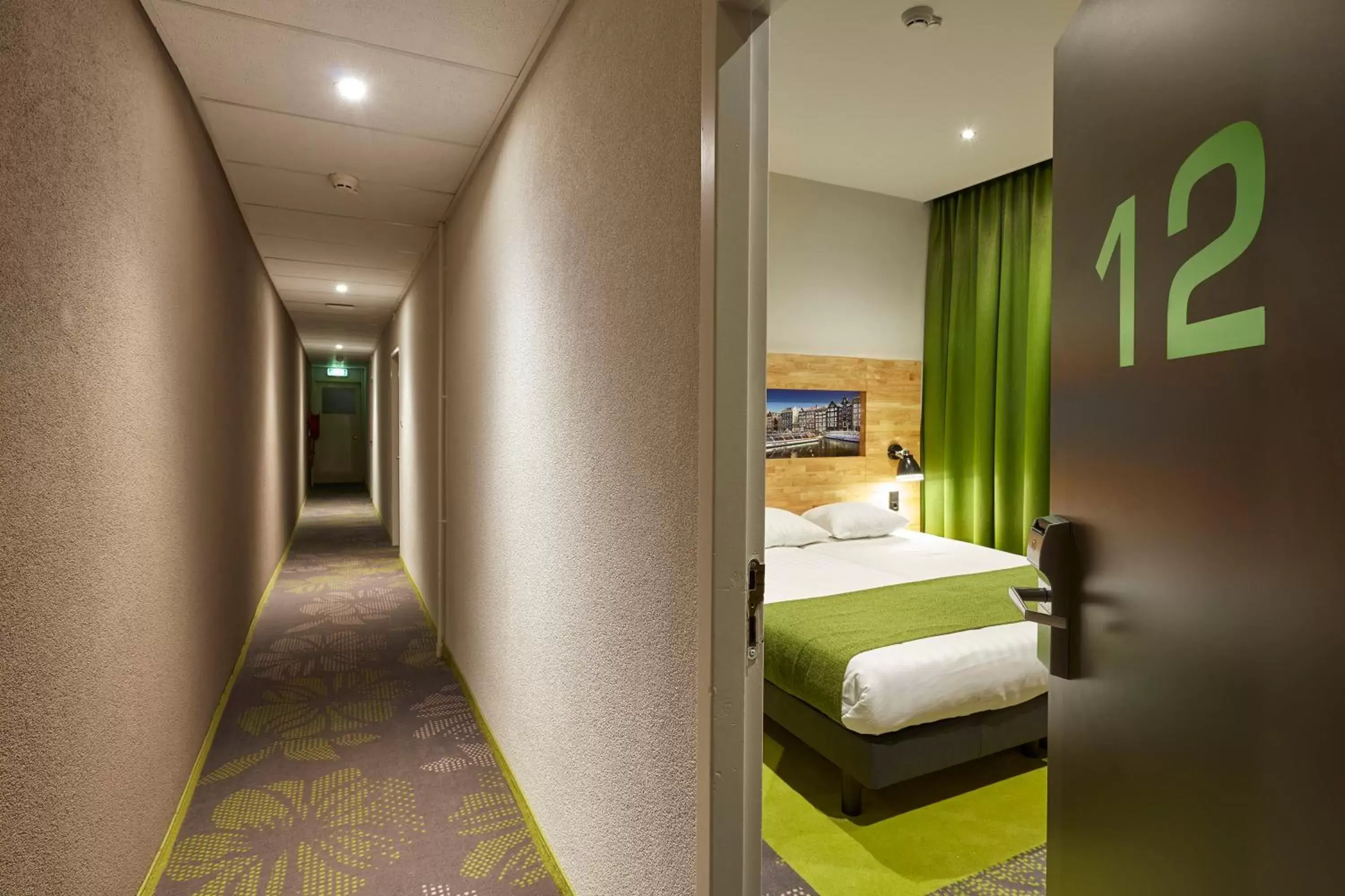 Floor plan, Bed in Nova Hotel