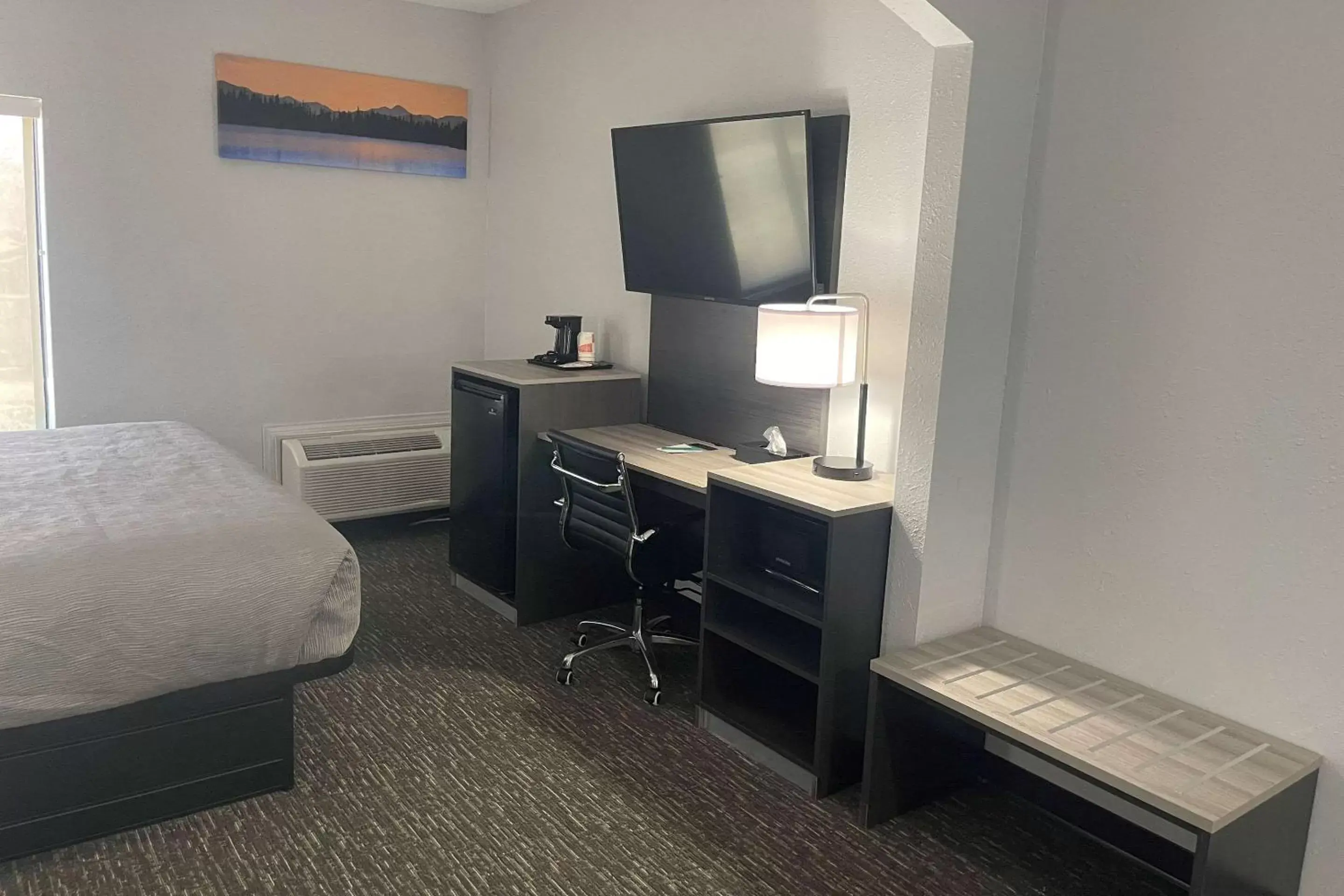 Bedroom, TV/Entertainment Center in Quality Suites