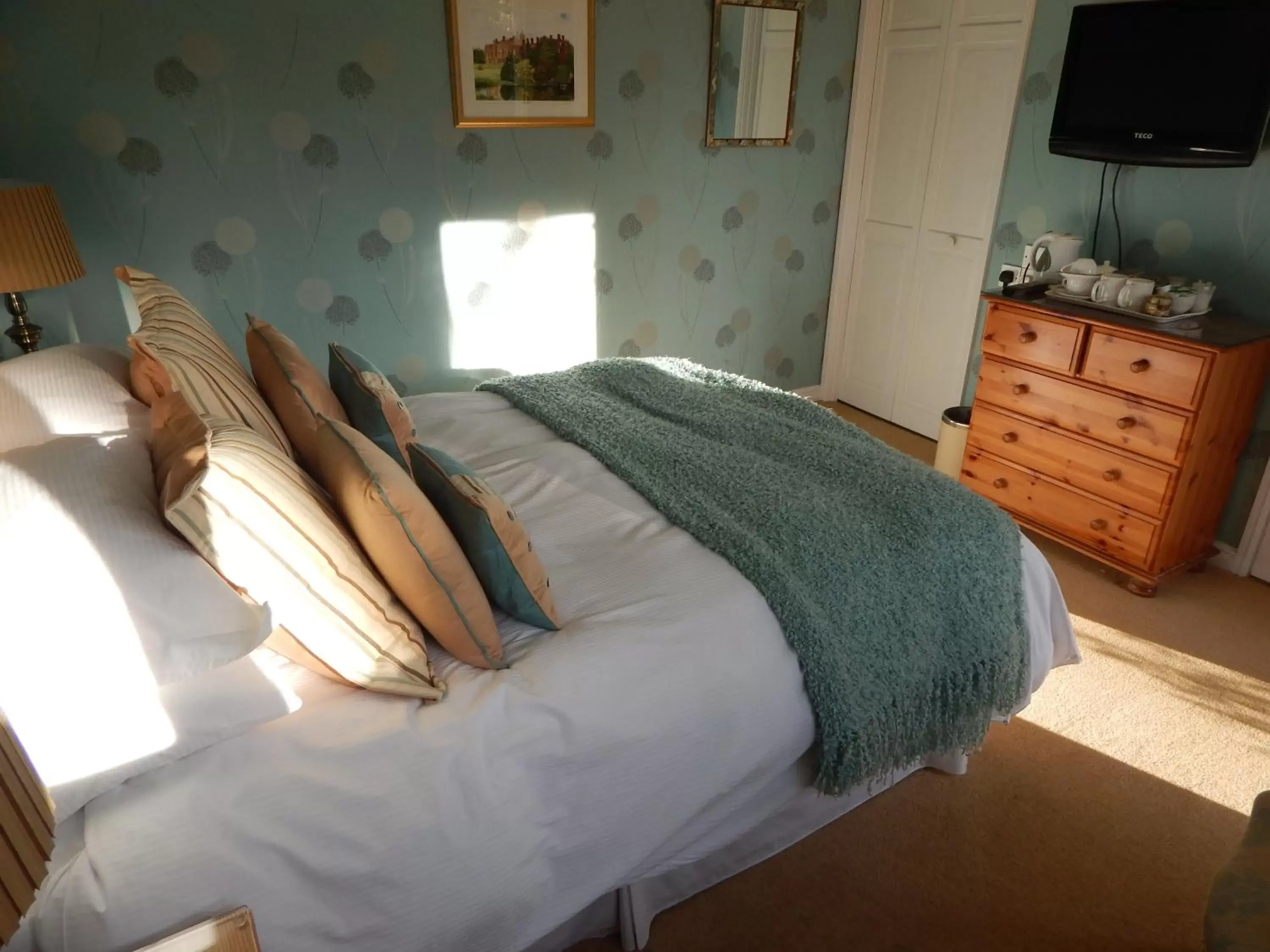 Photo of the whole room, Bed in Fairlight Lodge