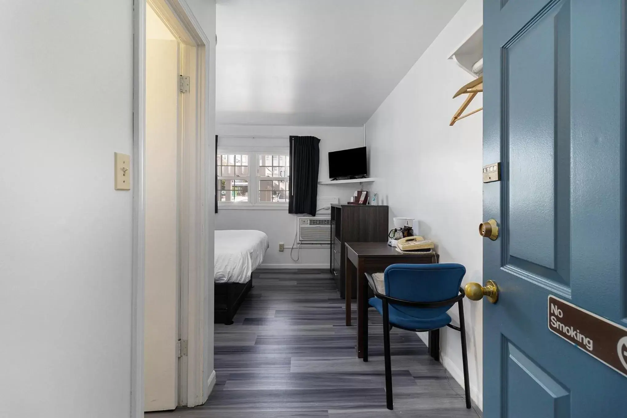 Bed, Dining Area in Snyders Shoreline Inn