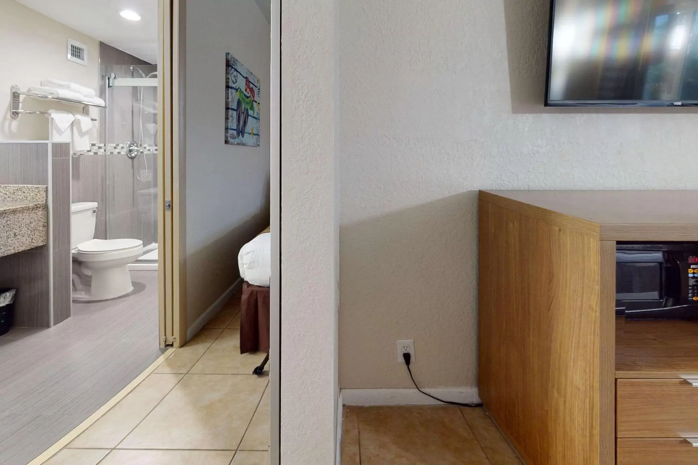 Bedroom, Bathroom in Rodeway Inn & Suites Fort Lauderdale Airport & Cruise Port