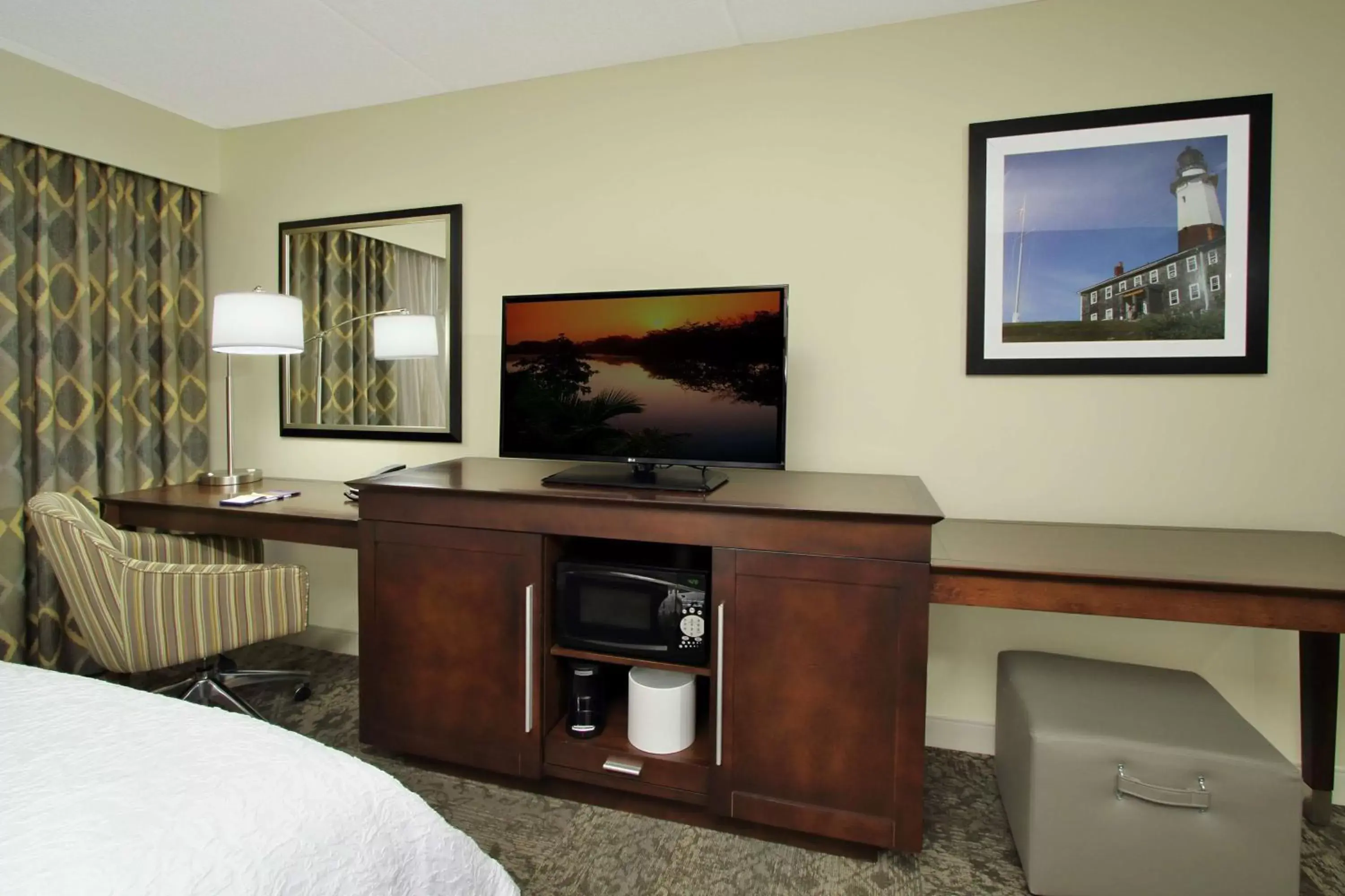 Bedroom, TV/Entertainment Center in Hampton Inn & Suites By Hilton - Rockville Centre