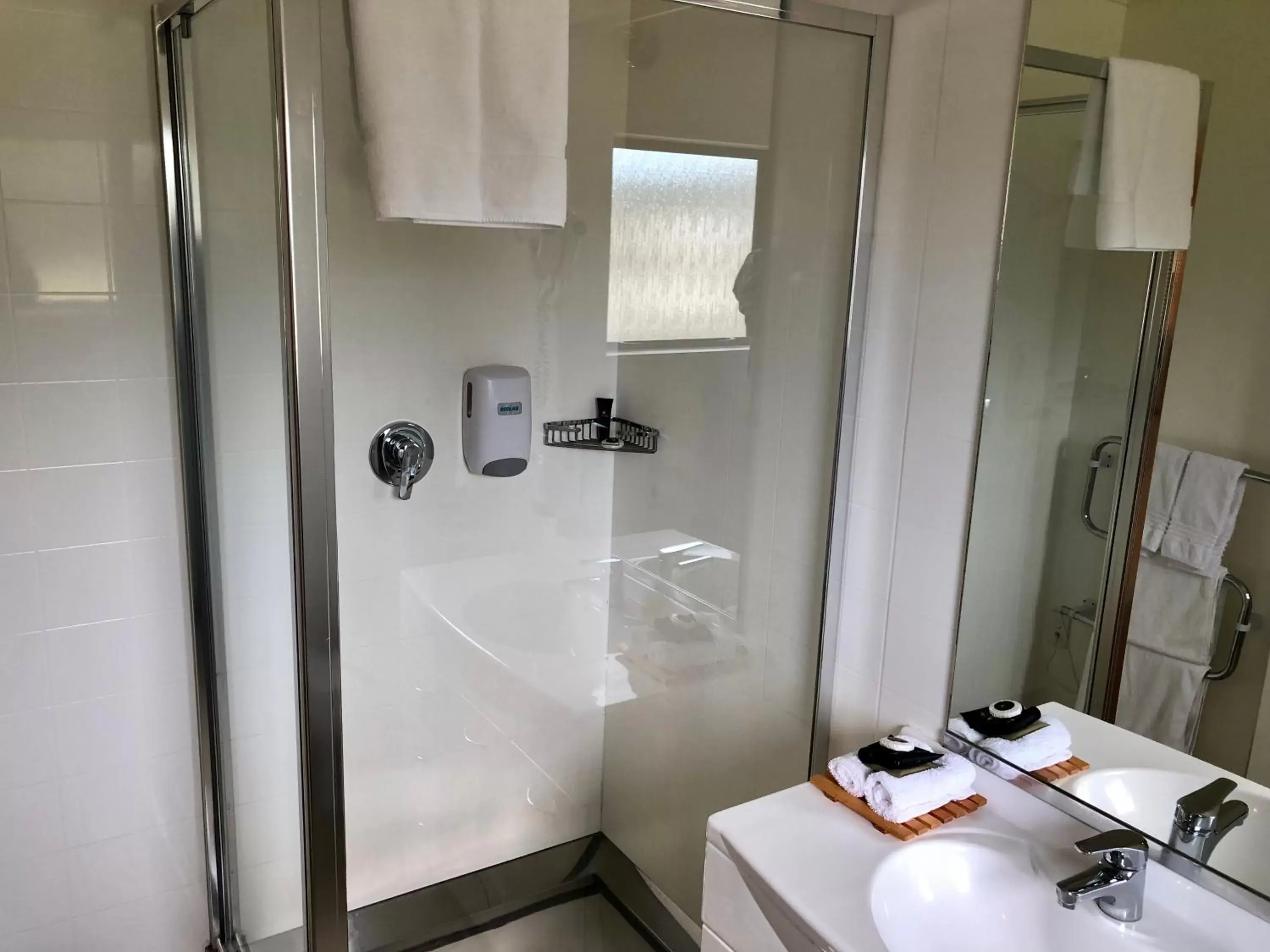 Bathroom in Teal Motor Lodge