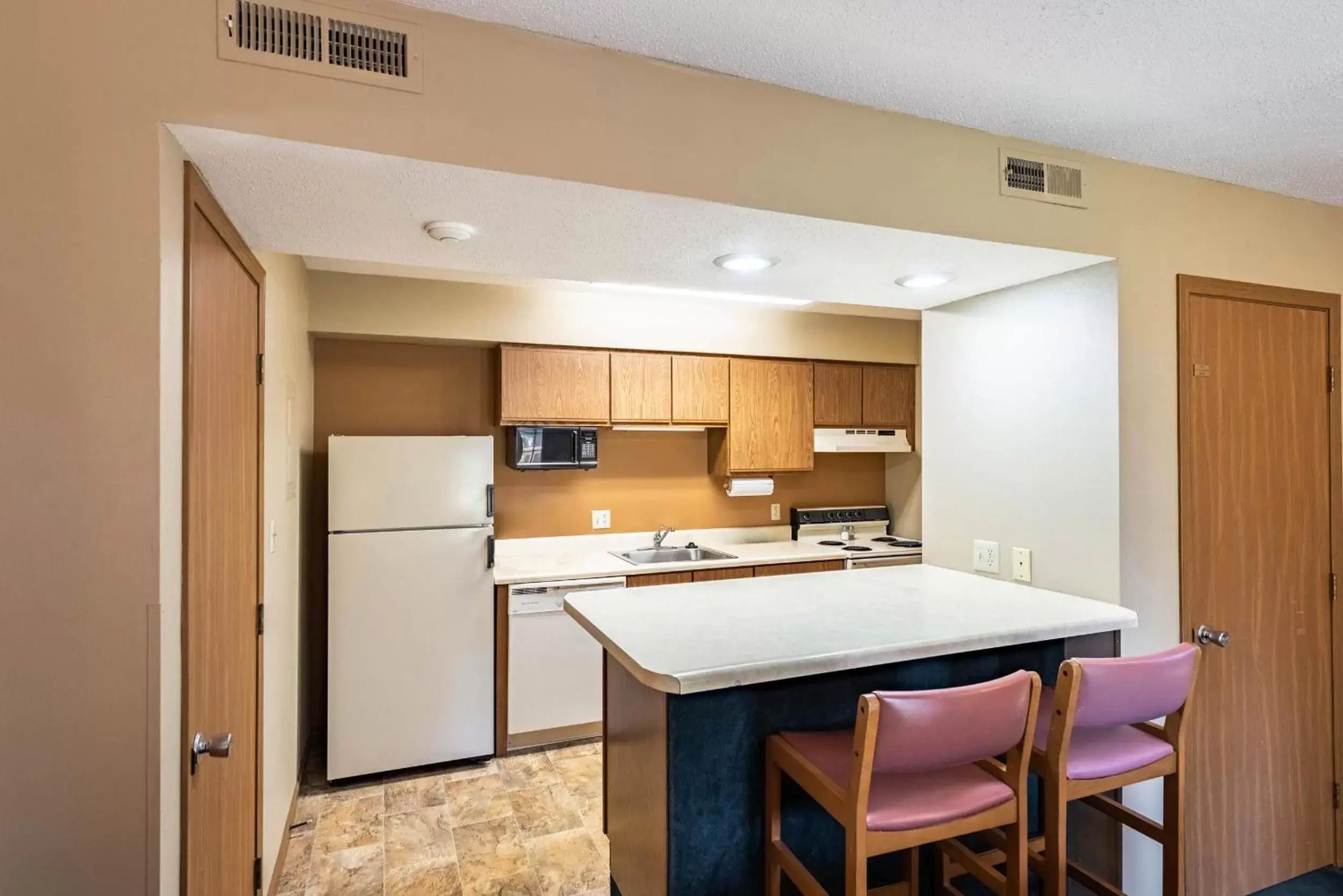 Kitchen or kitchenette, Kitchen/Kitchenette in Americas Best Value Inn St. Marys