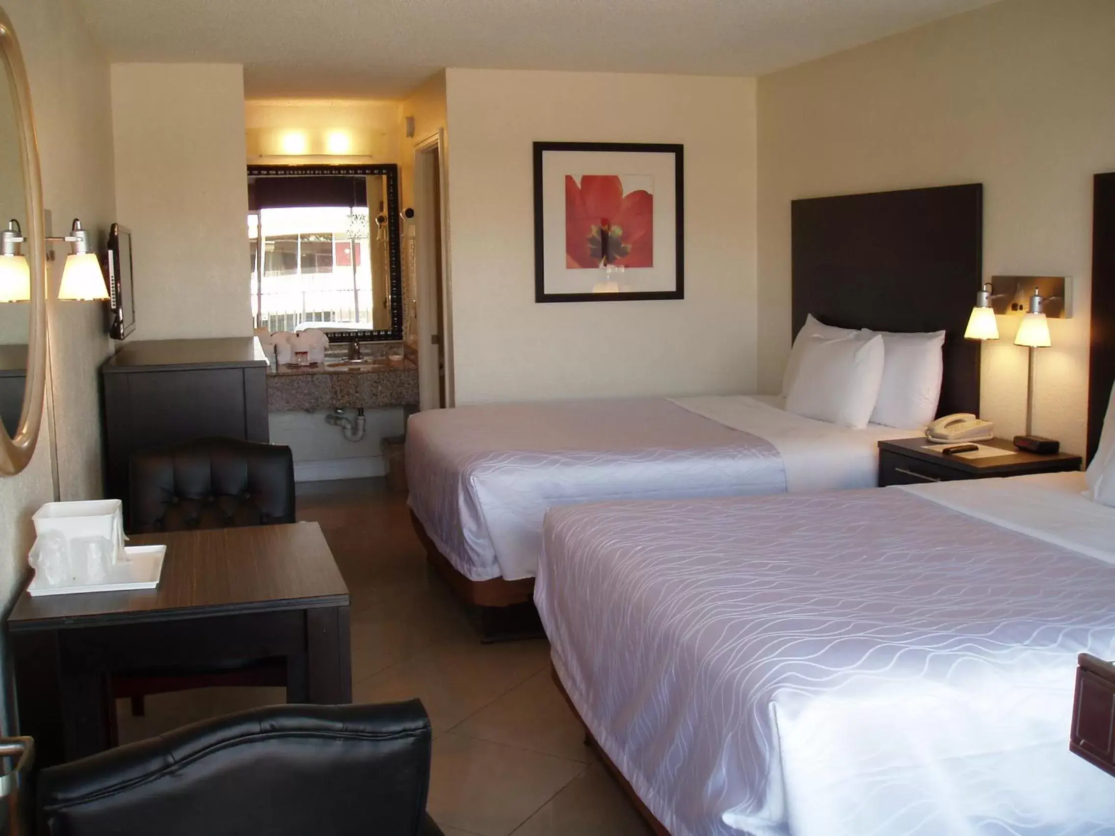 Photo of the whole room, Bed in Red Carpet Inn Airport/ Cruise Port