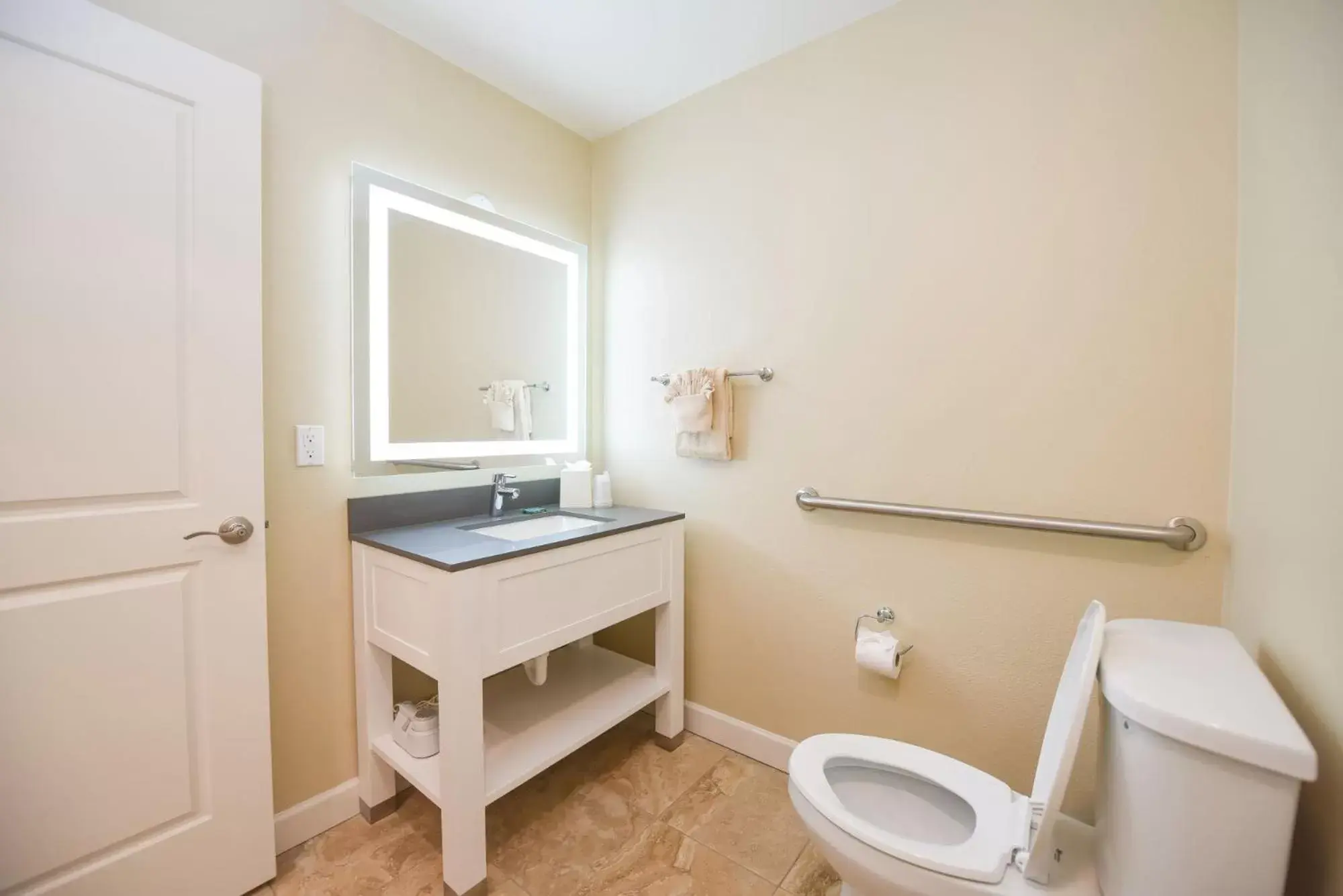 Bathroom in Waterside Suites and Marina