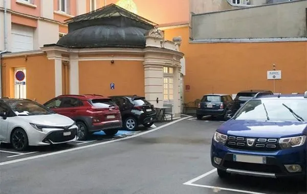 Parking in Grand Hôtel Du Tonneau D'Or