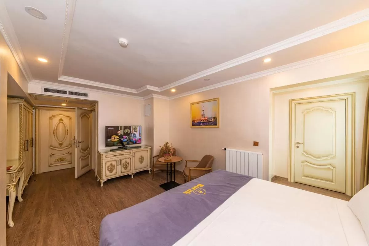 Seating area, Bed in Almadina Hotel Istanbul