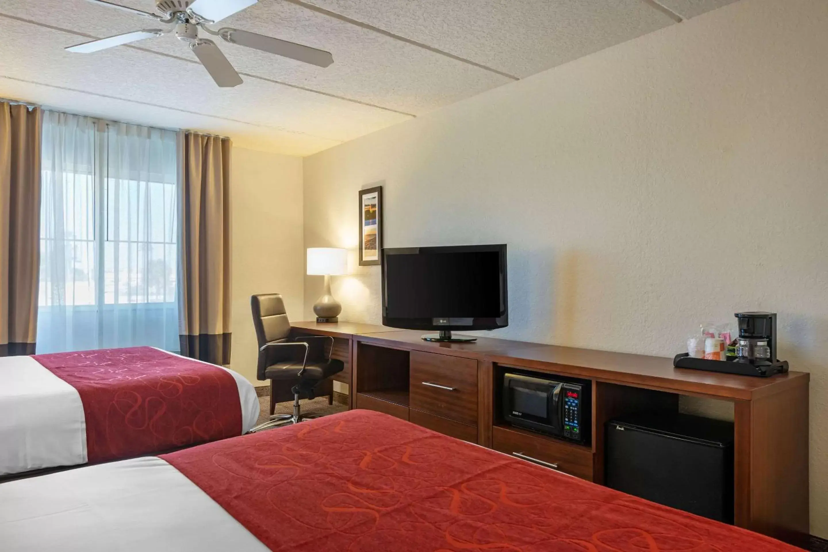 Photo of the whole room, TV/Entertainment Center in Comfort Inn Kissimmee-Lake Buena Vista South