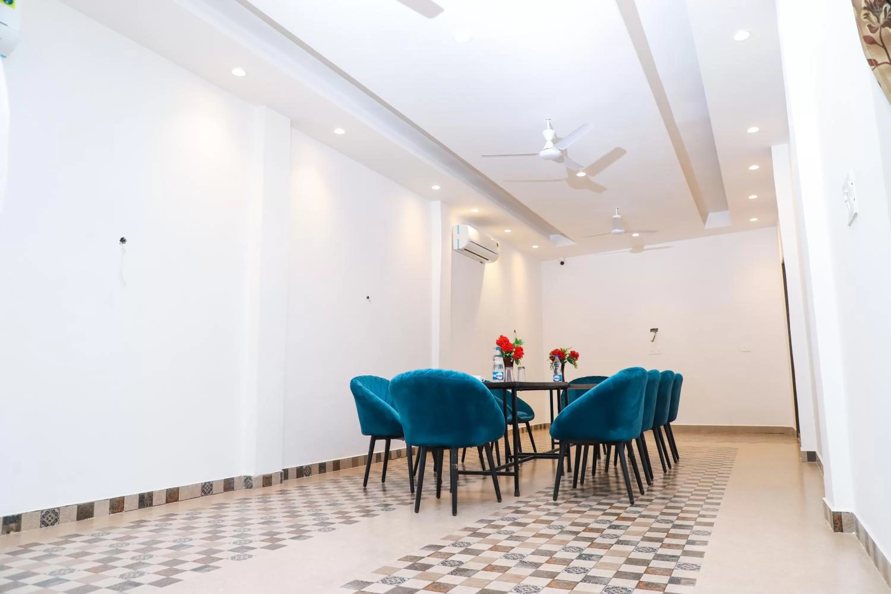 Dining area in Hotel Dream Town By Cozy Hotels & Resorts