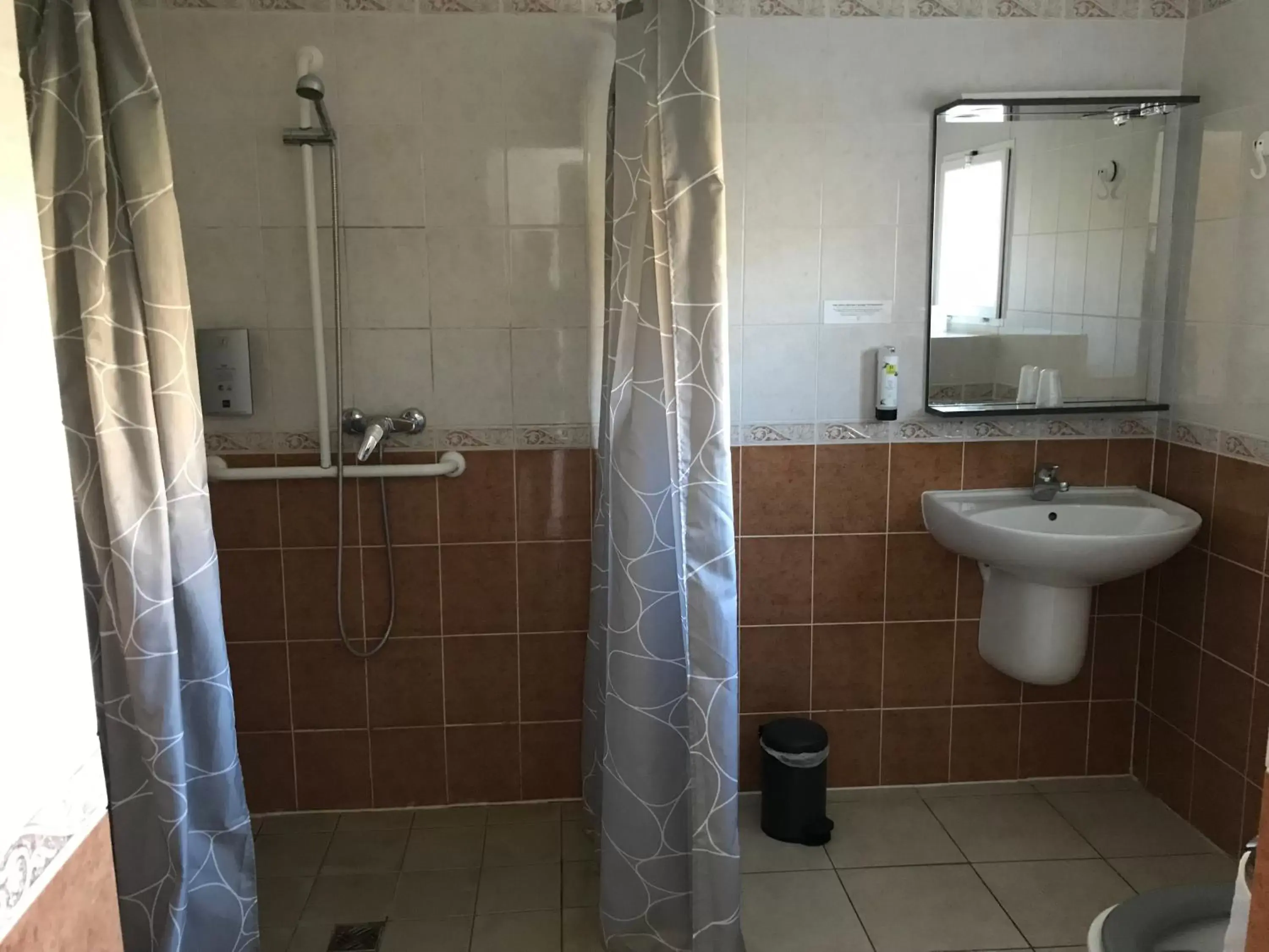 Bathroom in Logis - Hostellerie Le Chatel Nangis
