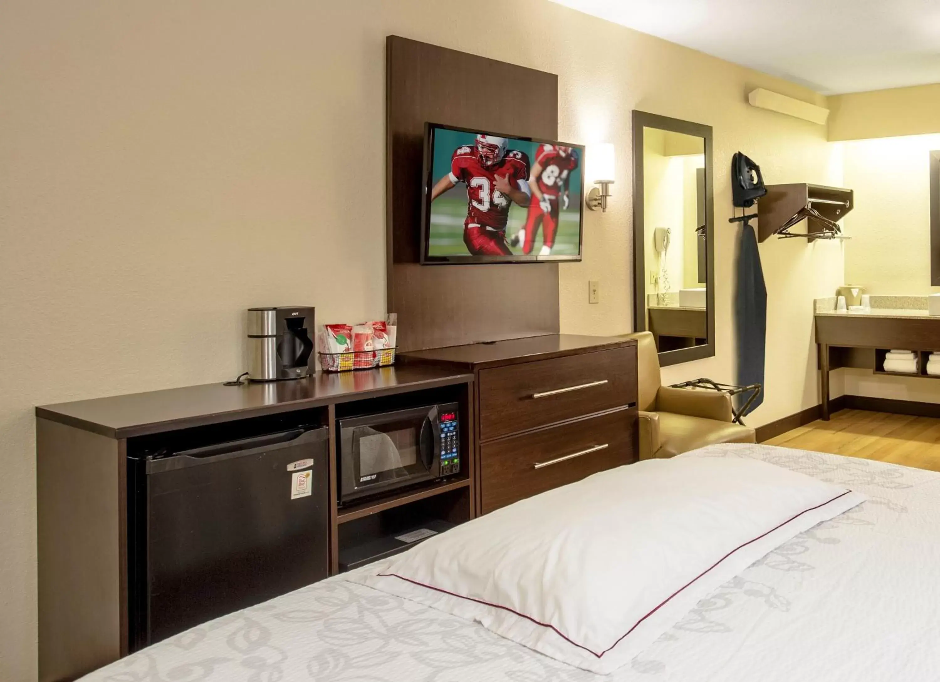 Photo of the whole room, Coffee/Tea Facilities in Red Roof Inn PLUS+ Secaucus - Meadowlands