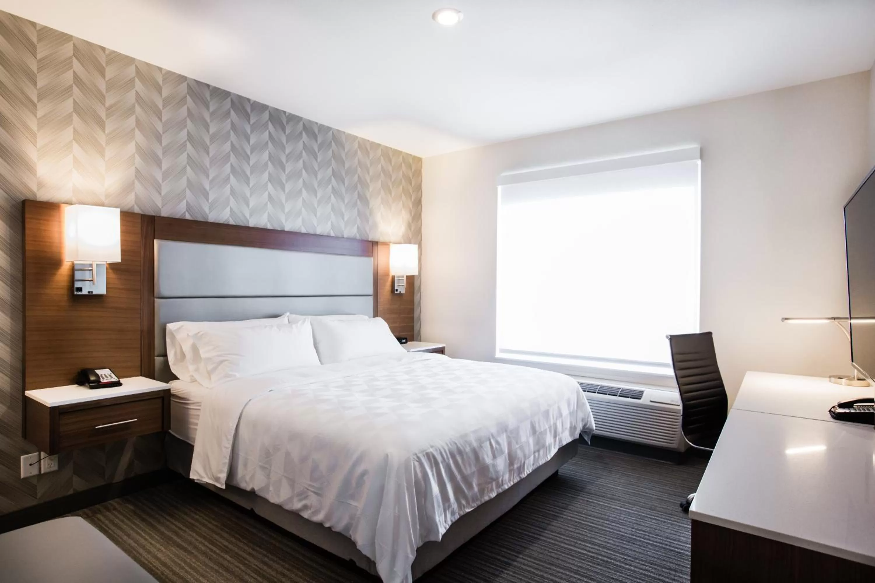 Photo of the whole room, Bed in Holiday Inn Hotel & Suites Calgary South - Conference Ctr by IHG