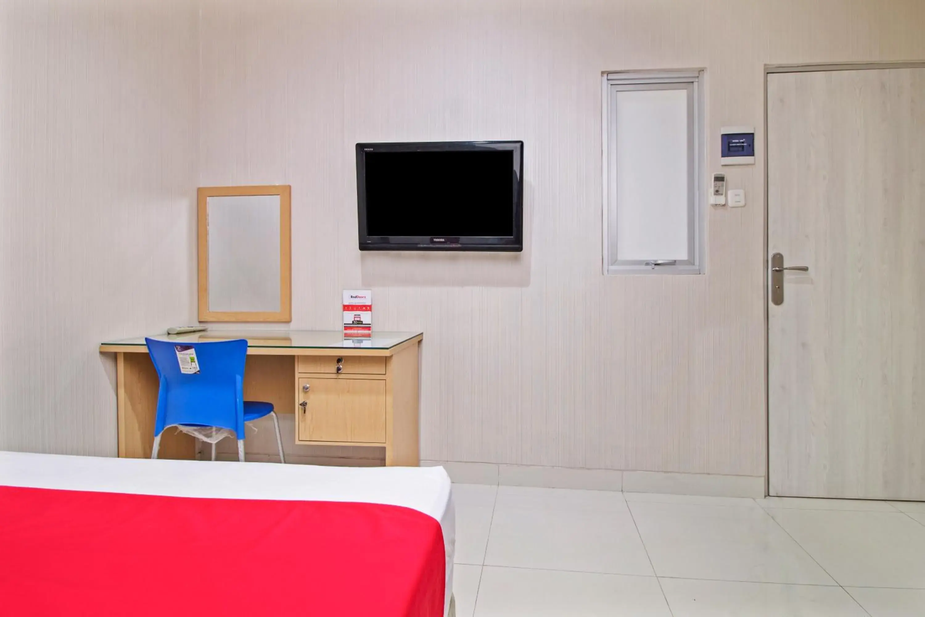Bedroom, TV/Entertainment Center in RedDoorz @ Mangga Besar 2