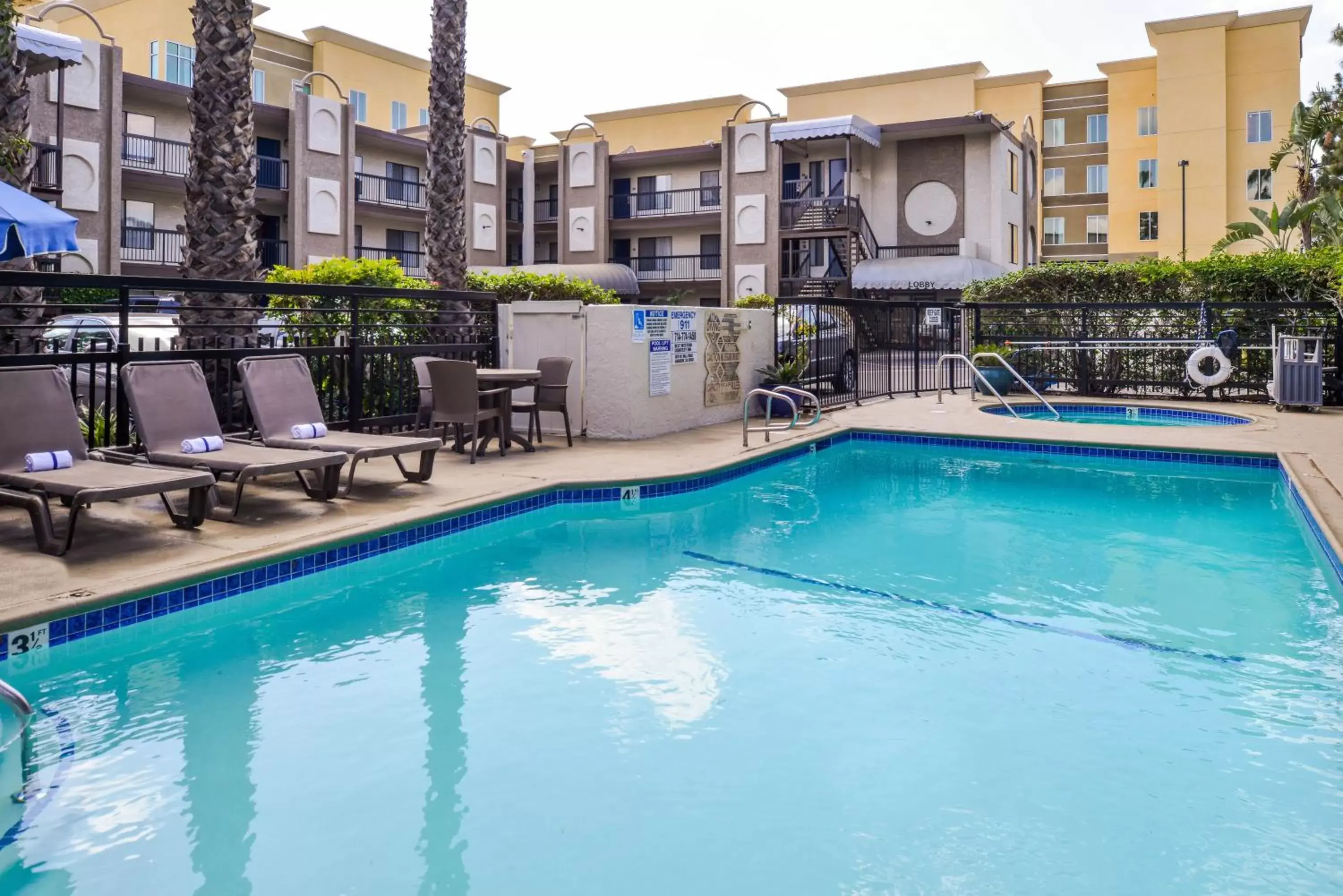 Swimming Pool in Best Western Courtesy Inn - Anaheim Park Hotel