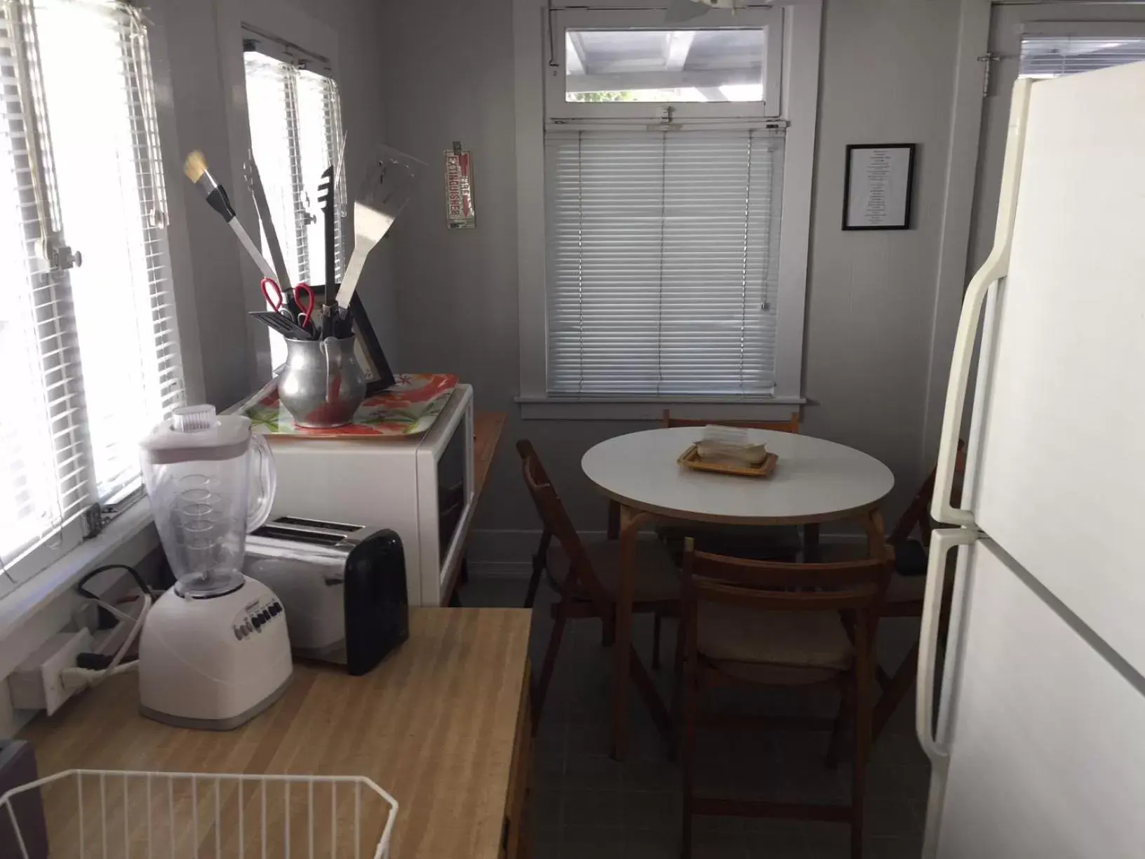 Kitchen or kitchenette in Catalina Island Seacrest Inn