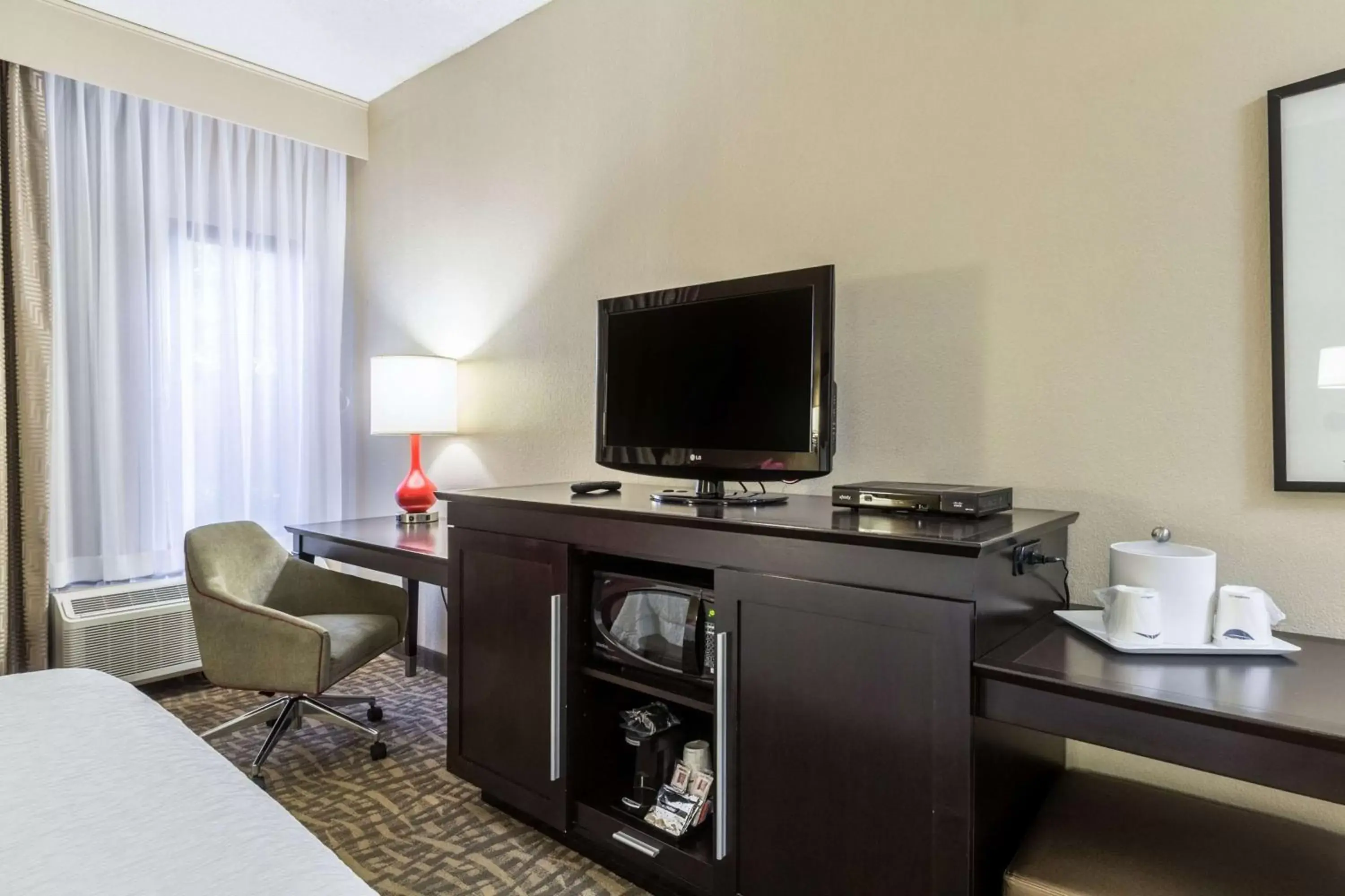 Bedroom, TV/Entertainment Center in Hampton Inn Jackson Pearl Intrntl Airport