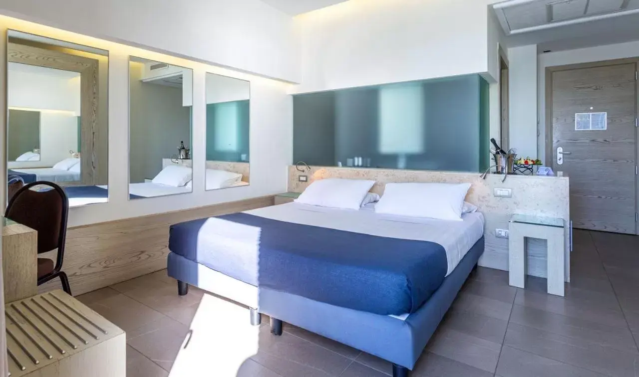 Bedroom, Bathroom in Smy Aran Blu Roma Mare