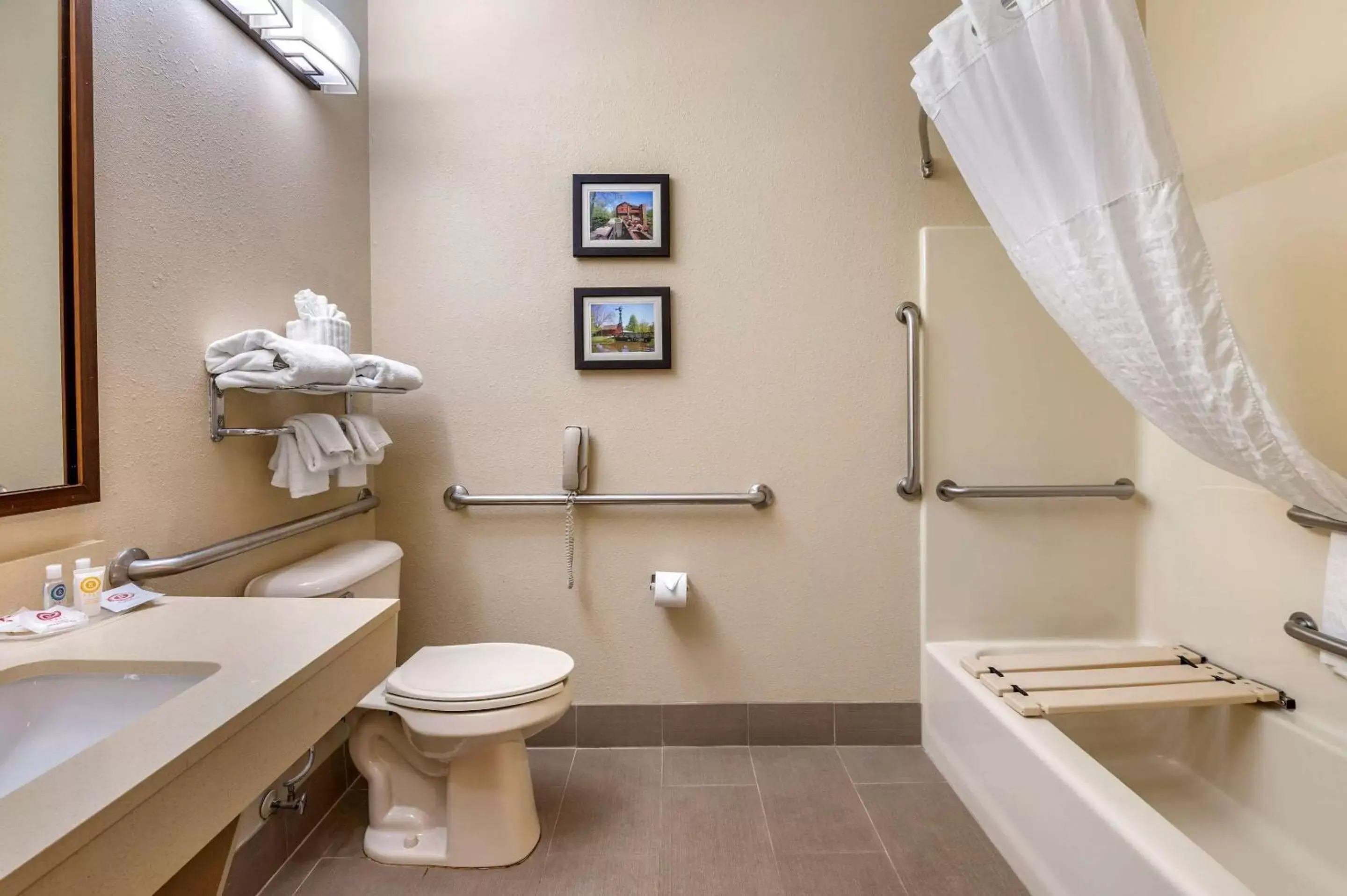 Bathroom in Comfort Suites North Elkhart