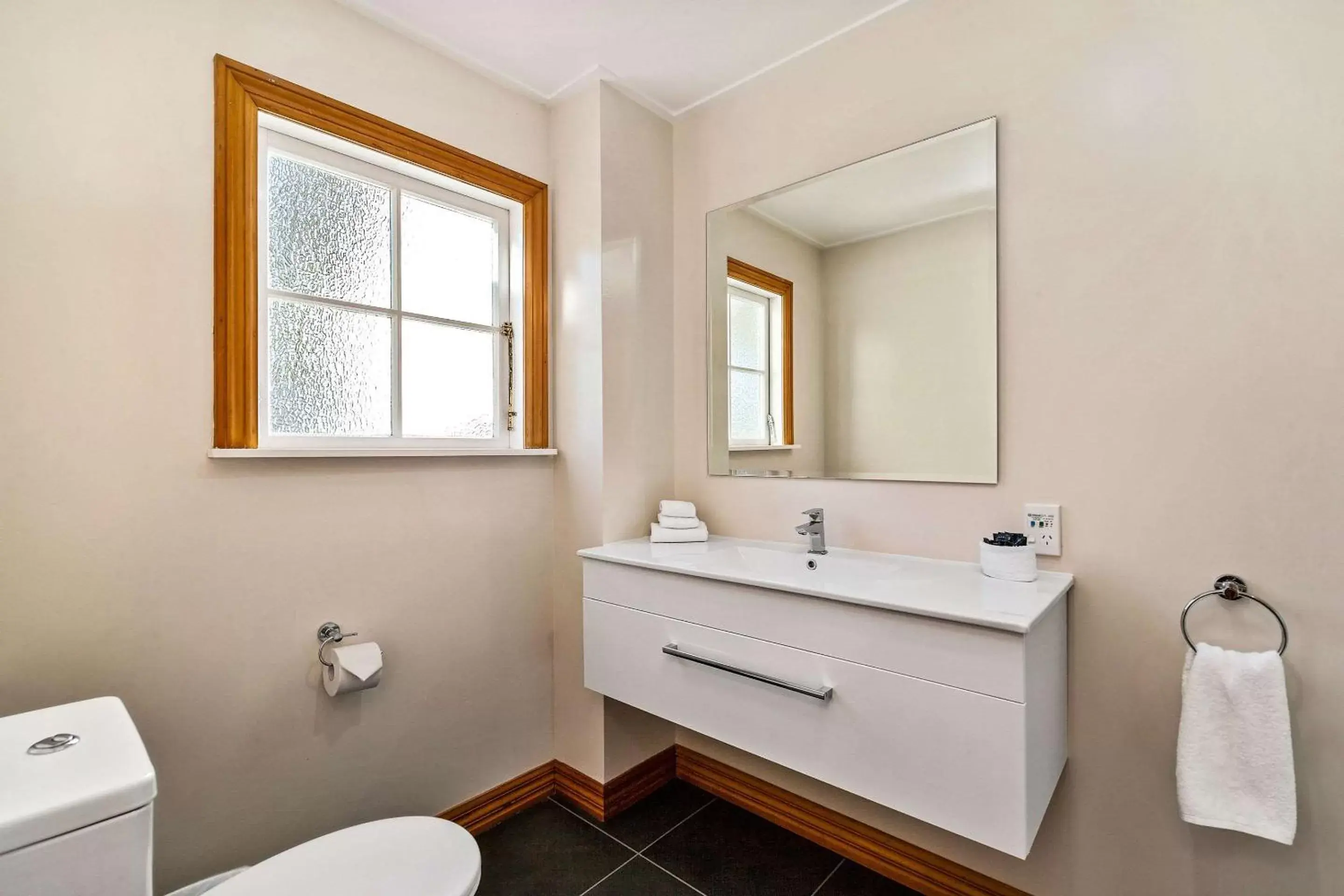 Bedroom, Bathroom in Quality Suites Huka Falls