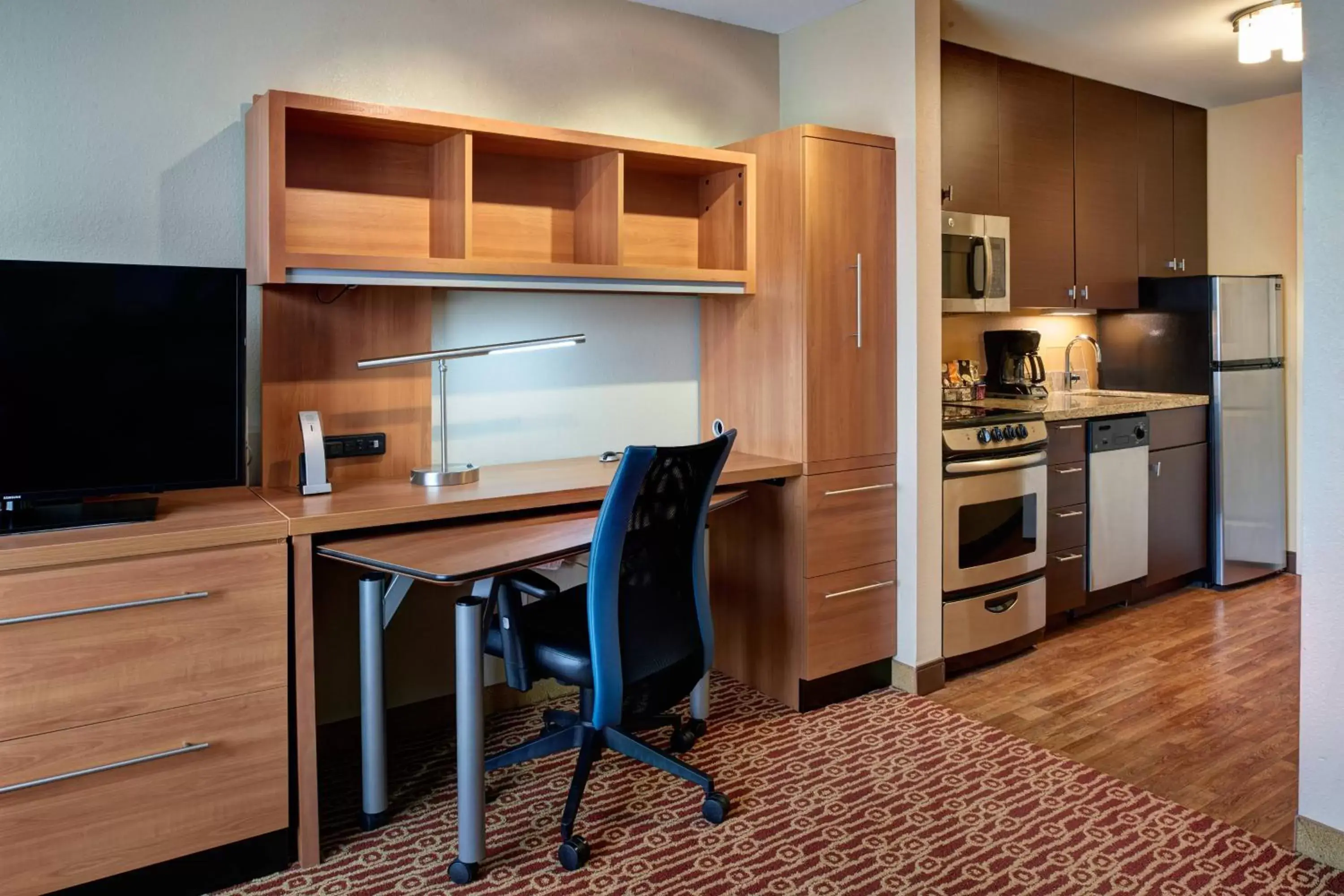 Bedroom, Kitchen/Kitchenette in TownePlace Suites by Marriott Detroit Troy