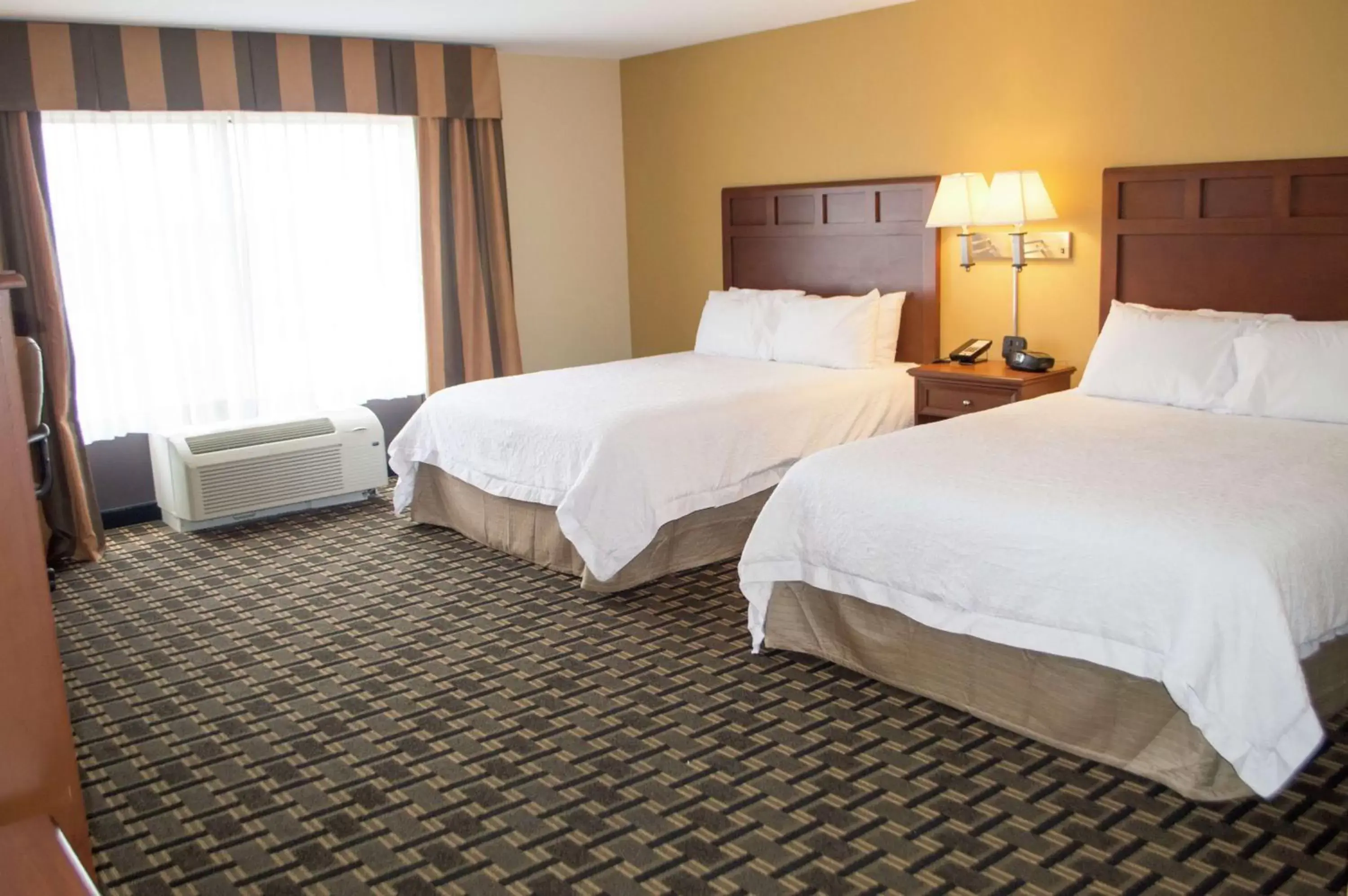 Bed in Hampton Inn & Suites Columbia at the University of Missouri