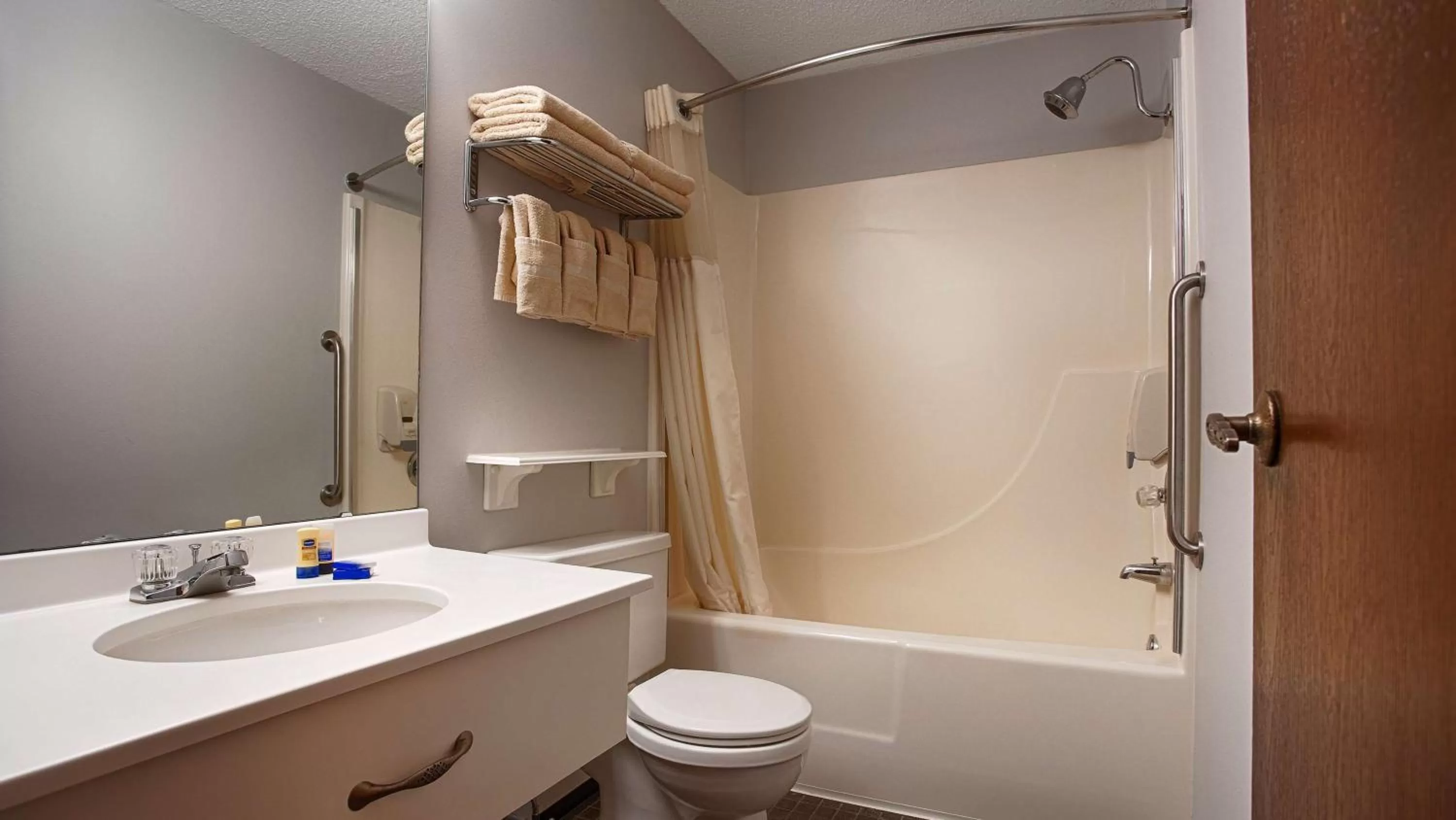 Bathroom in Best Western La Grande Hacienda